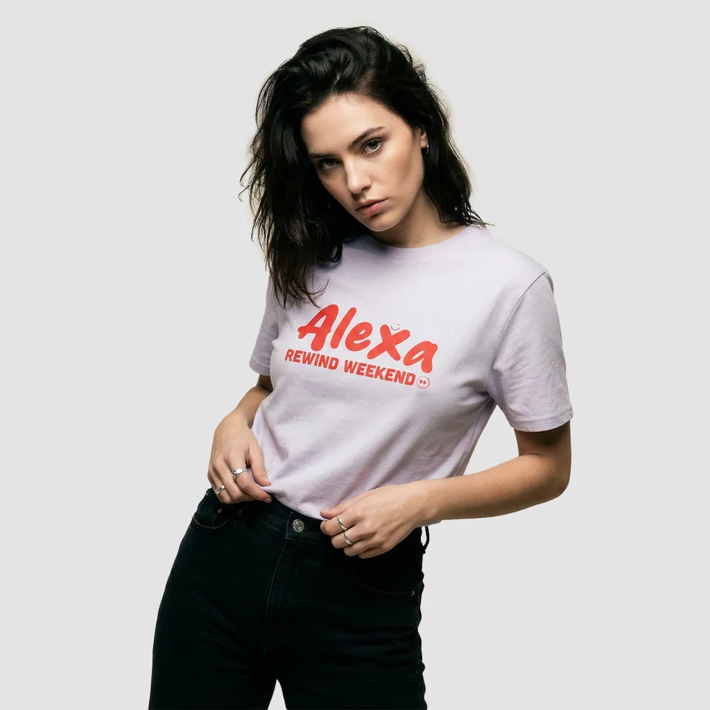 ragazza indossa maglietta unisex lilla con scritta rossa alexa rewind weekend - Totally Random®
