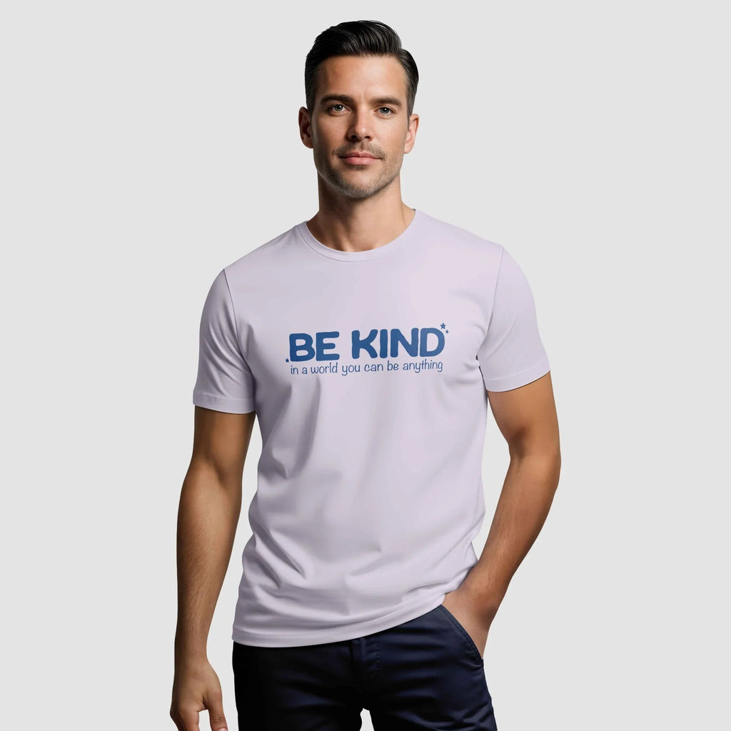 uomo indossa maglietta unisex lilla con scritta blu be kind in a world you can be anything - Totally Random®