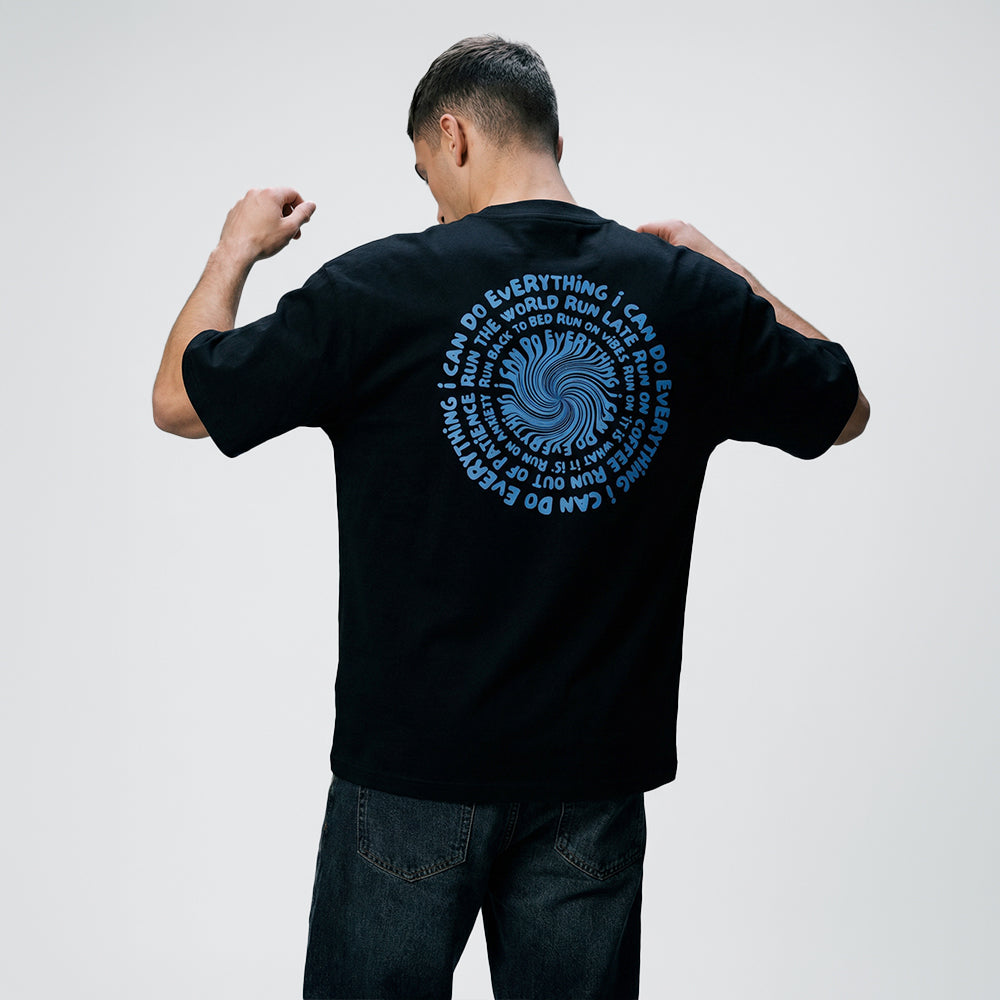 uomo indossa maglietta unisex nera con scritta blu sulla schiena i can do everything - Totally Random®
