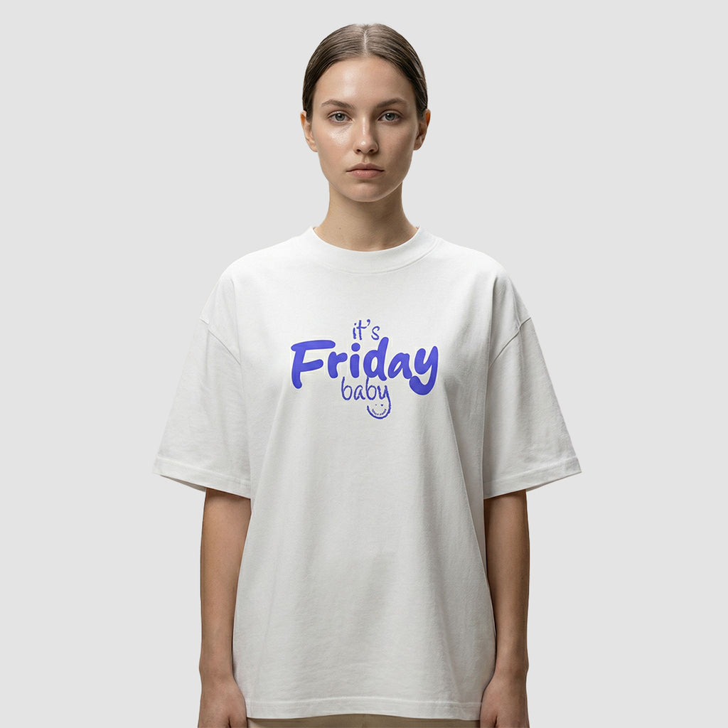 ragazza indossa maglietta unisex oversize bianca con scritta viola it's friday baby - Totally Random®