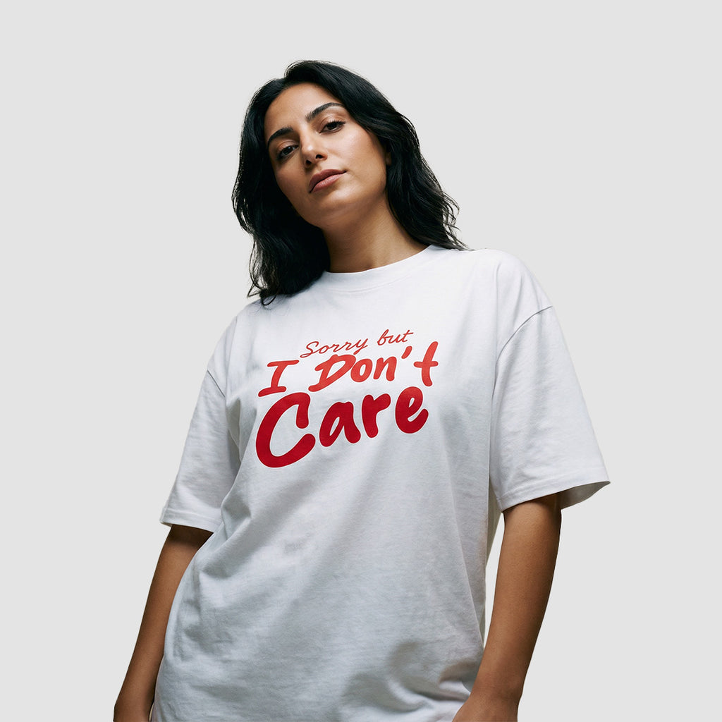 ragazza indossa maglietta unisex oversize bianca con scritta rossa sorry but i don't care - Totally Random®