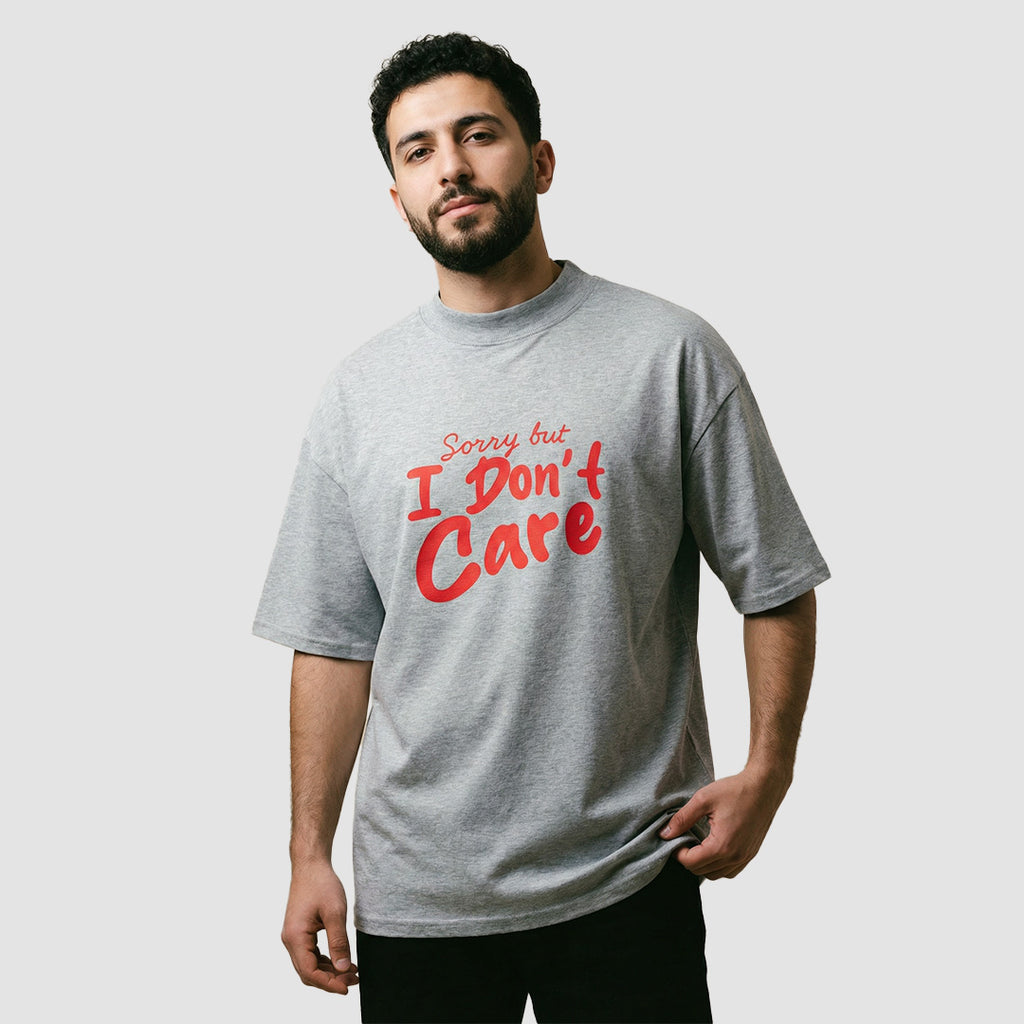 uomo indossa maglietta unisex oversize grigio con scritta rossa sorry but i don't care - Totally Random®