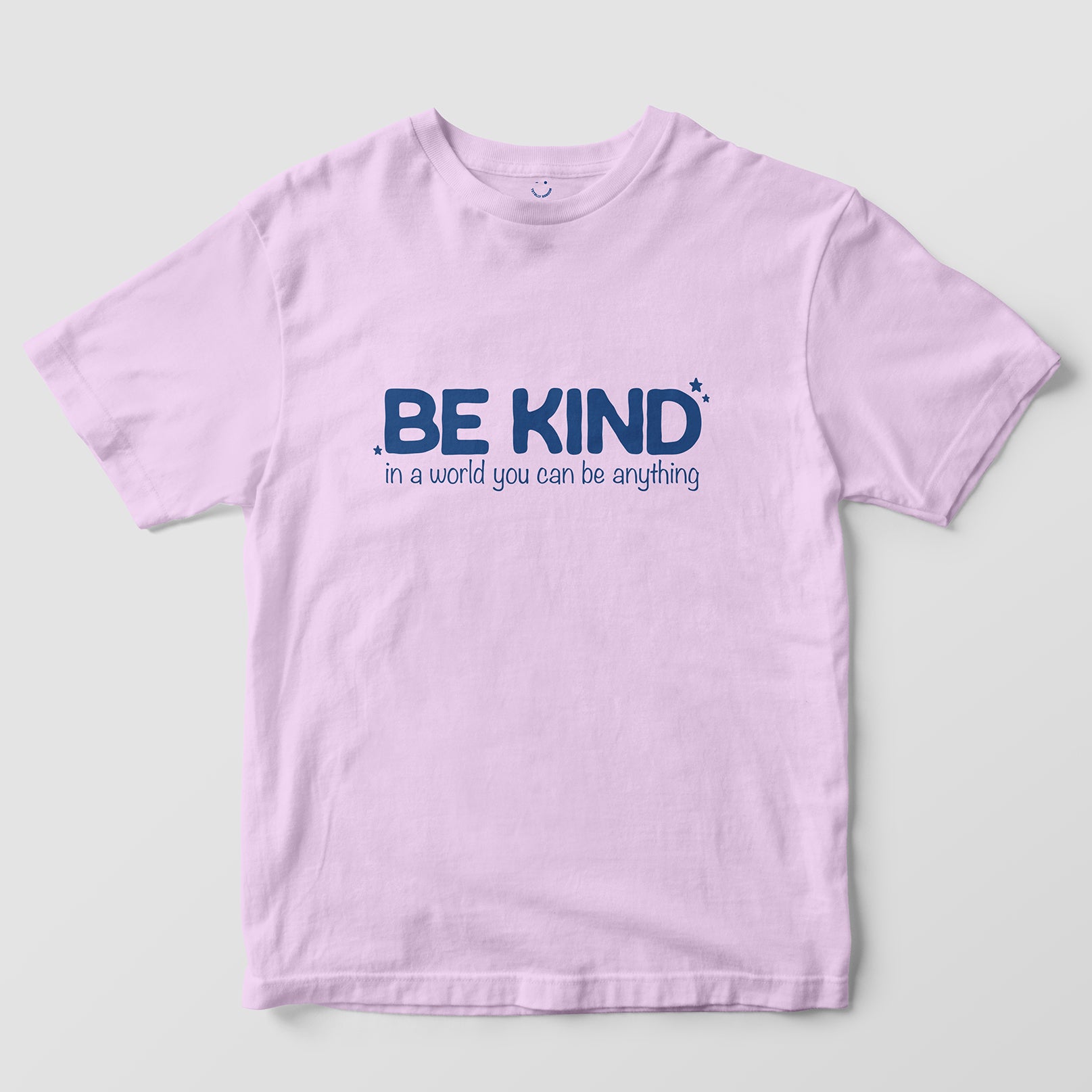 Mockup maglietta unisex girocollo rosa in cotone biologico e scritta blu navy “Be Kind in a world you can be anything” Totally Random
