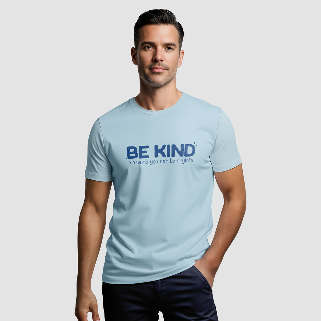 Fronte maglietta uomo girocollo azzurra in cotone biologico e scritta blu navy “Be Kind in a world you can be anything” Totally Random
