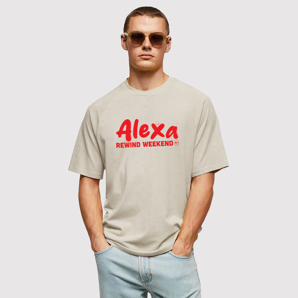 Fronte maglietta uomo girocollo naturale grezzo in cotone biologico e scritta rossa “Alexa rewind weekend” Totally Random