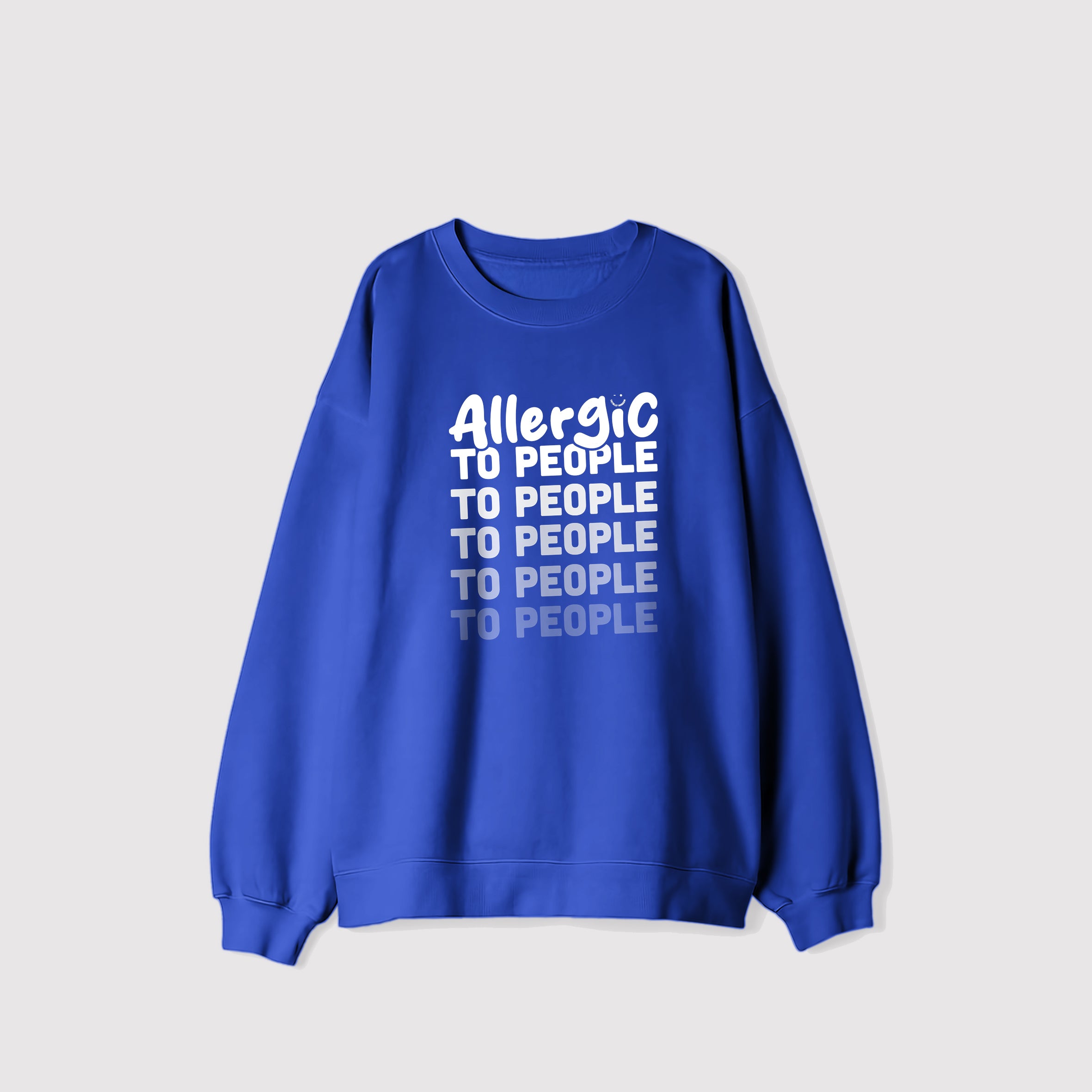 Mockup felpa donna blu felpata internamente in cotone organico con girocollo e scritta bianca “Allergic to people” Totally Random