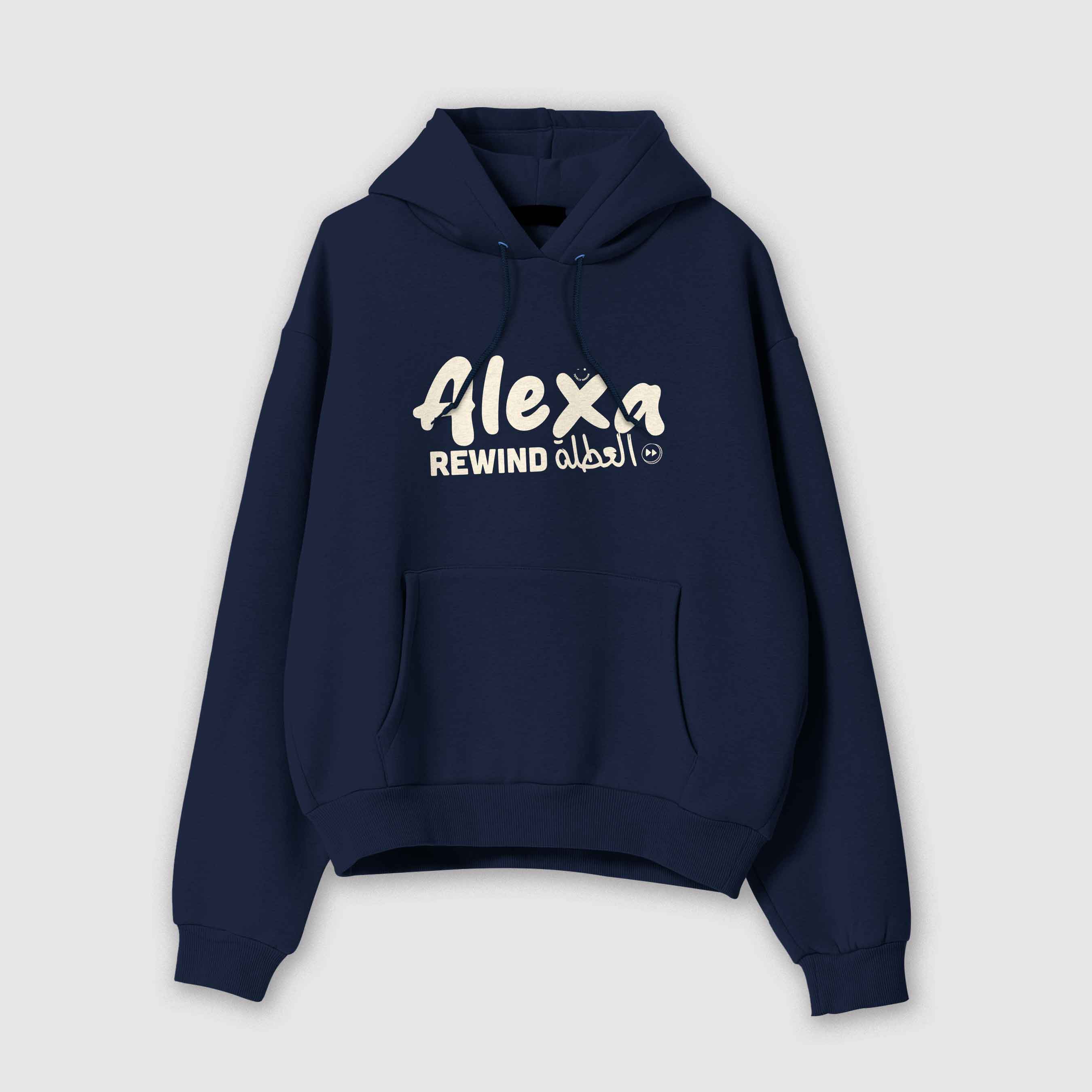 Mockup fronte felpa donna blu navy con cappuccio in cotone organico e scritta bianca “Alexa rewind العطلة” Totally Random