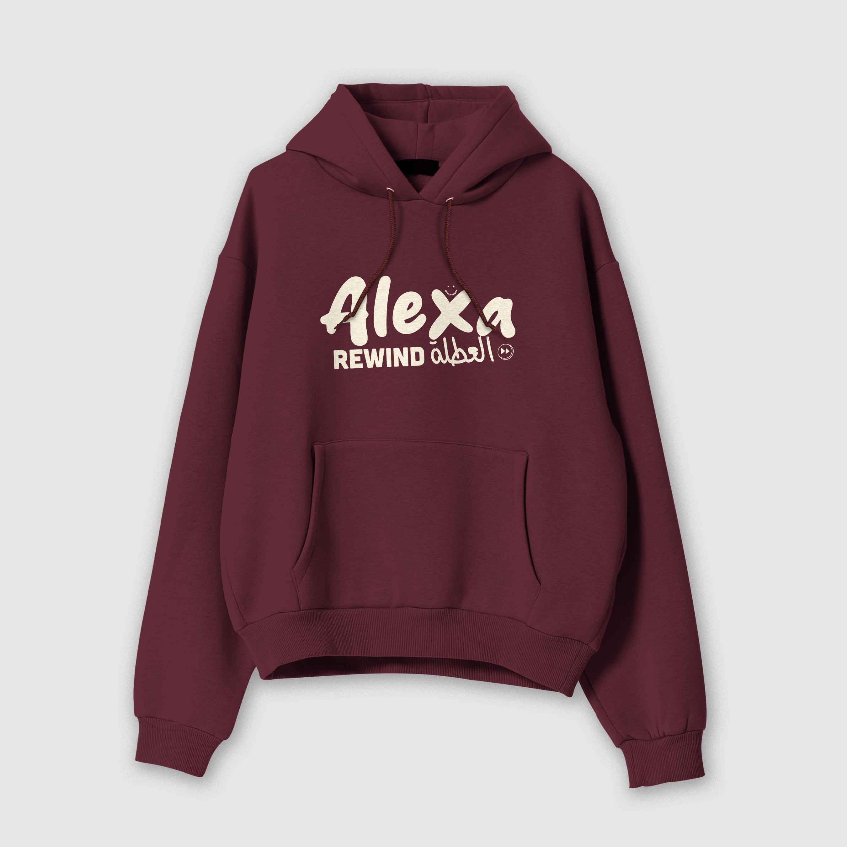 Mockup fronte felpa donna bordeaux con cappuccio in cotone organico e scritta bianca “Alexa rewind العطلة” Totally Random