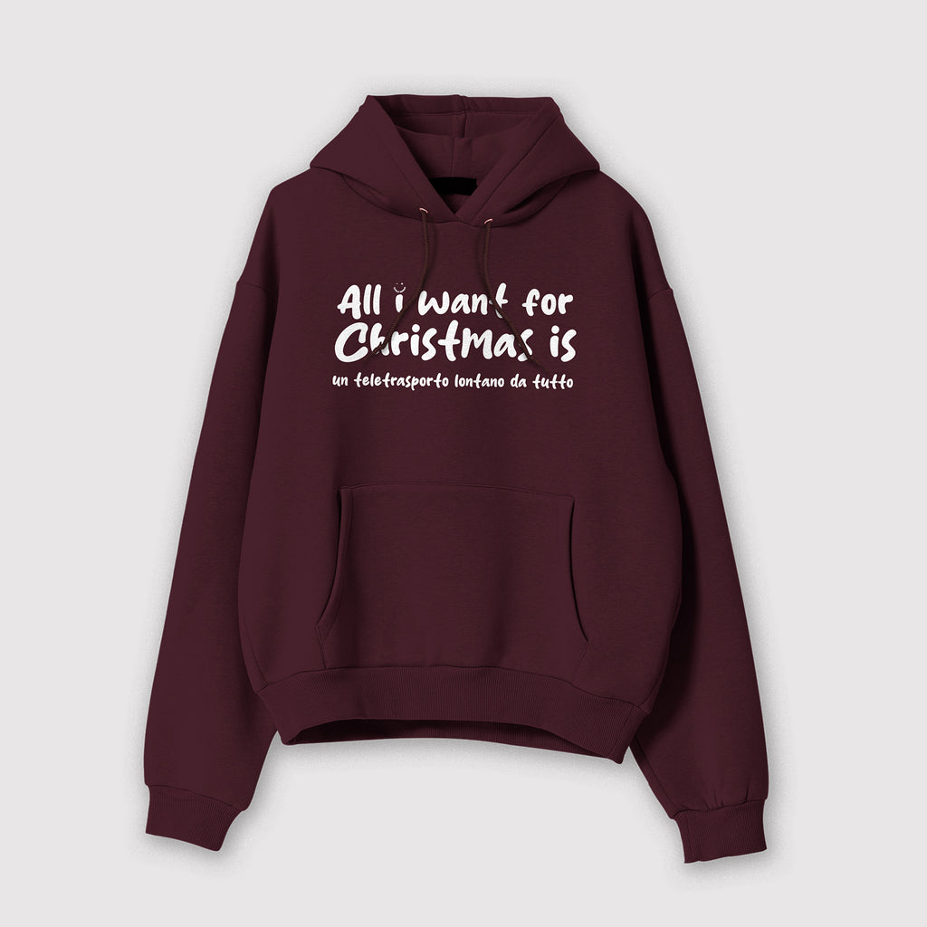 Mockup felpa donna bordeaux con cappuccio in cotone organico e scritta bianca “All i want for Christmas is un teletrasporto lontano da tutto” Totally Random