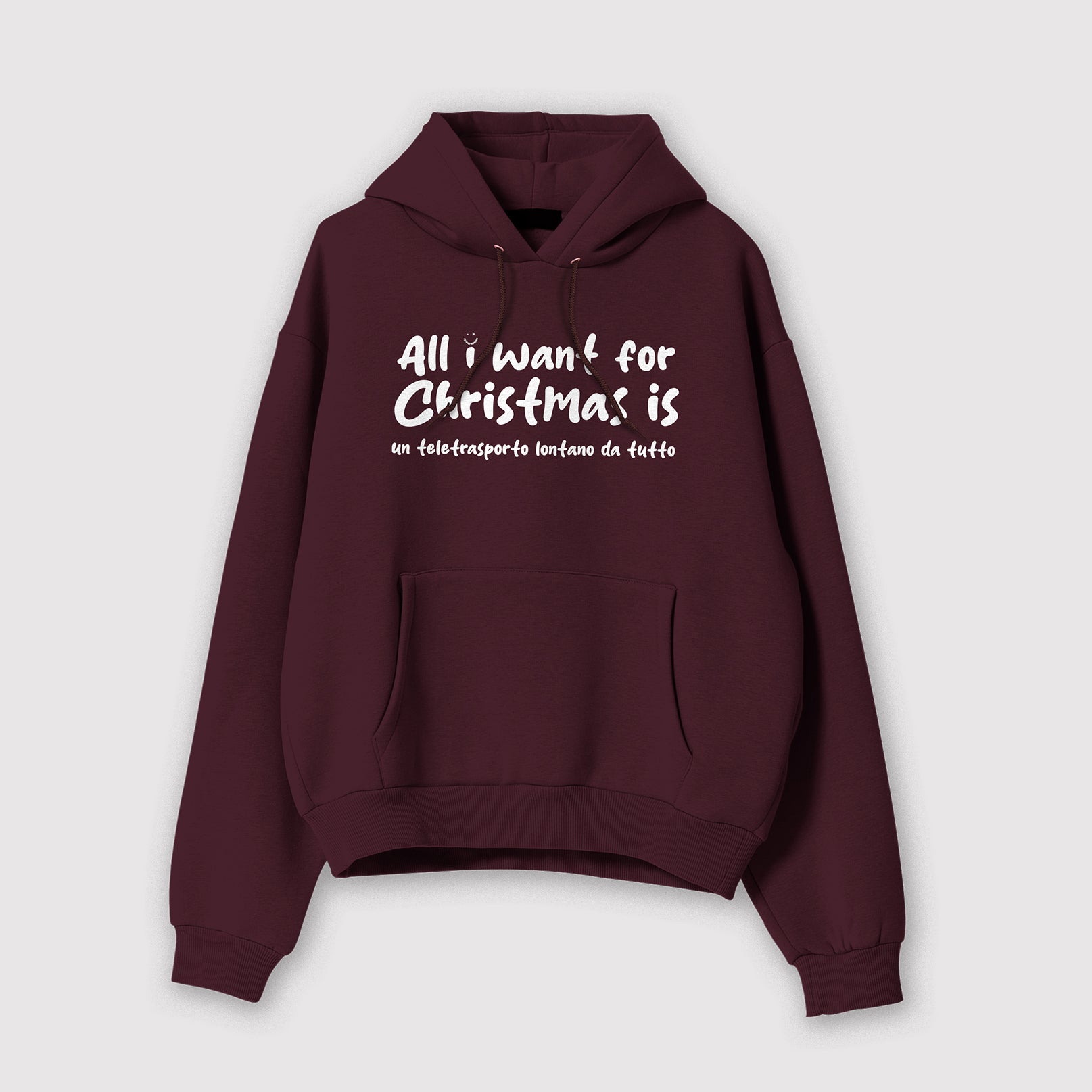 Mockup felpa donna bordeaux con cappuccio in cotone organico e scritta bianca “All i want for Christmas is un teletrasporto lontano da tutto” Totally Random