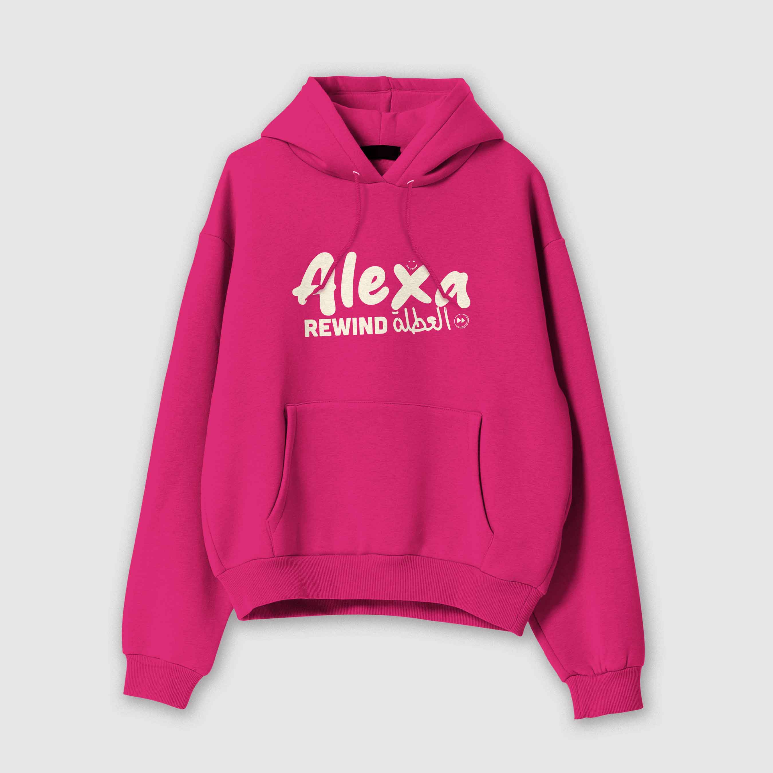 Mockup fronte felpa donna magenta pink con cappuccio in cotone organico e scritta bianca “Alexa rewind العطلة” Totally Random