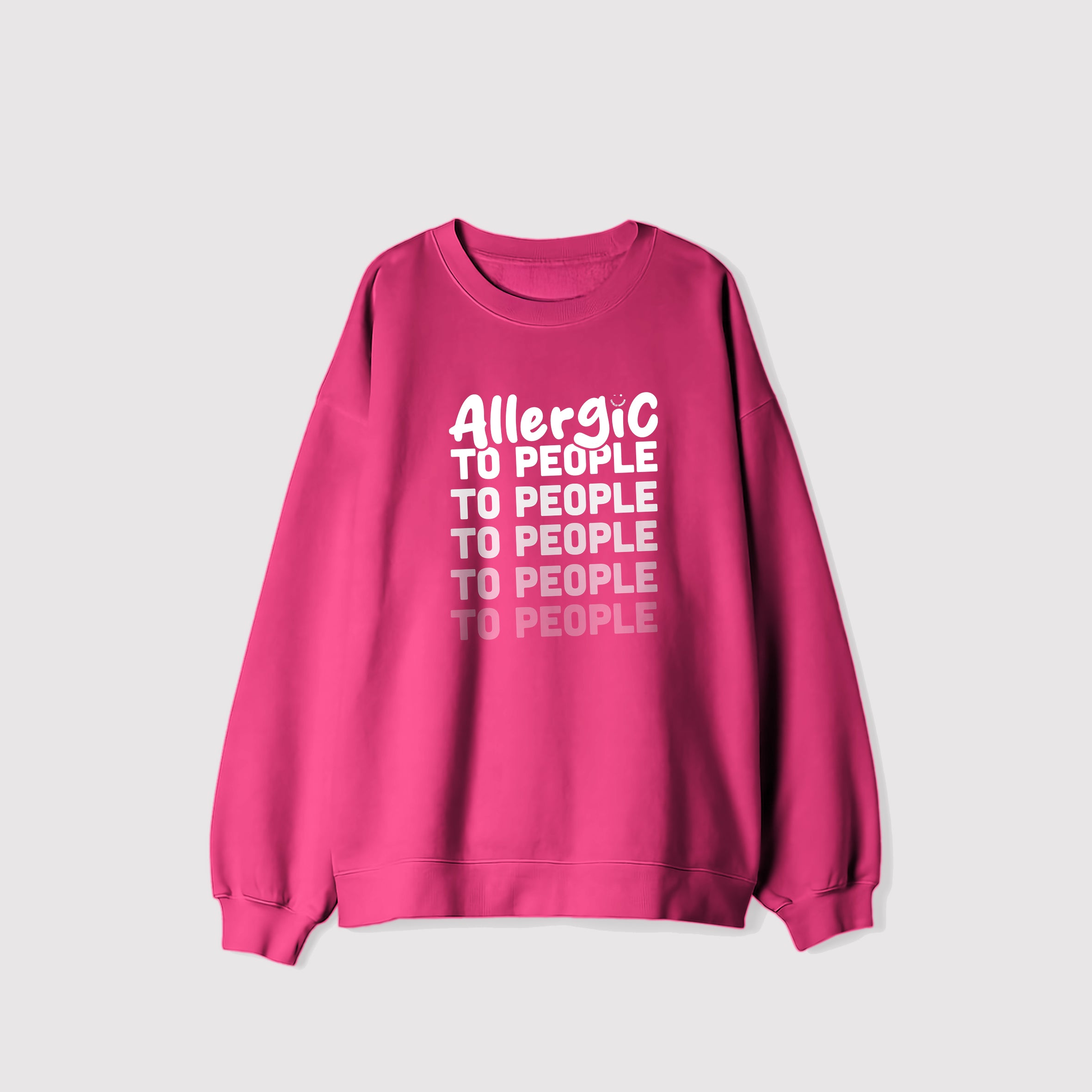 Mockup felpa donna rosa felpata internamente in cotone organico con girocollo e scritta bianca “Allergic to people” Totally Random