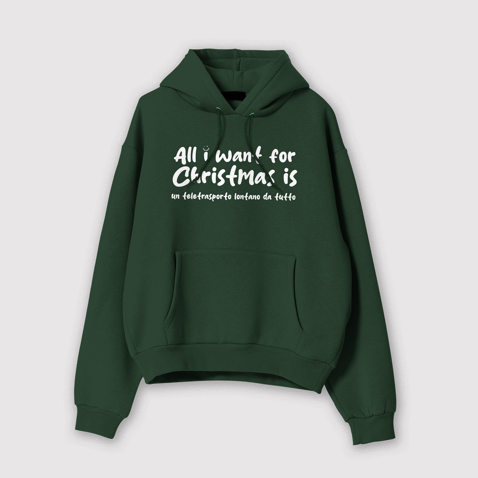 Mockup felpa donna verde con cappuccio in cotone organico e scritta bianca “All i want for Christmas is un teletrasporto lontano da tutto” Totally Random