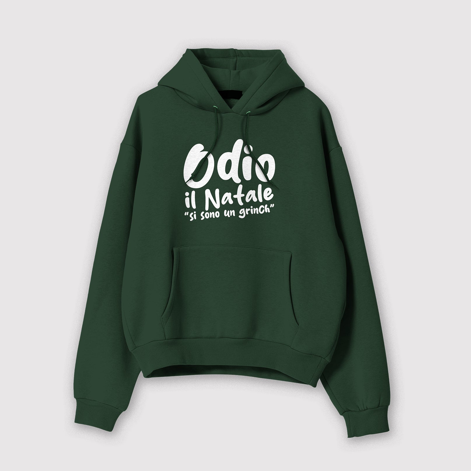 Mockup felpa donna verde con cappuccio in cotone organico e scritta bianca “Odio il Natale si sono un Grinch” Totally Random