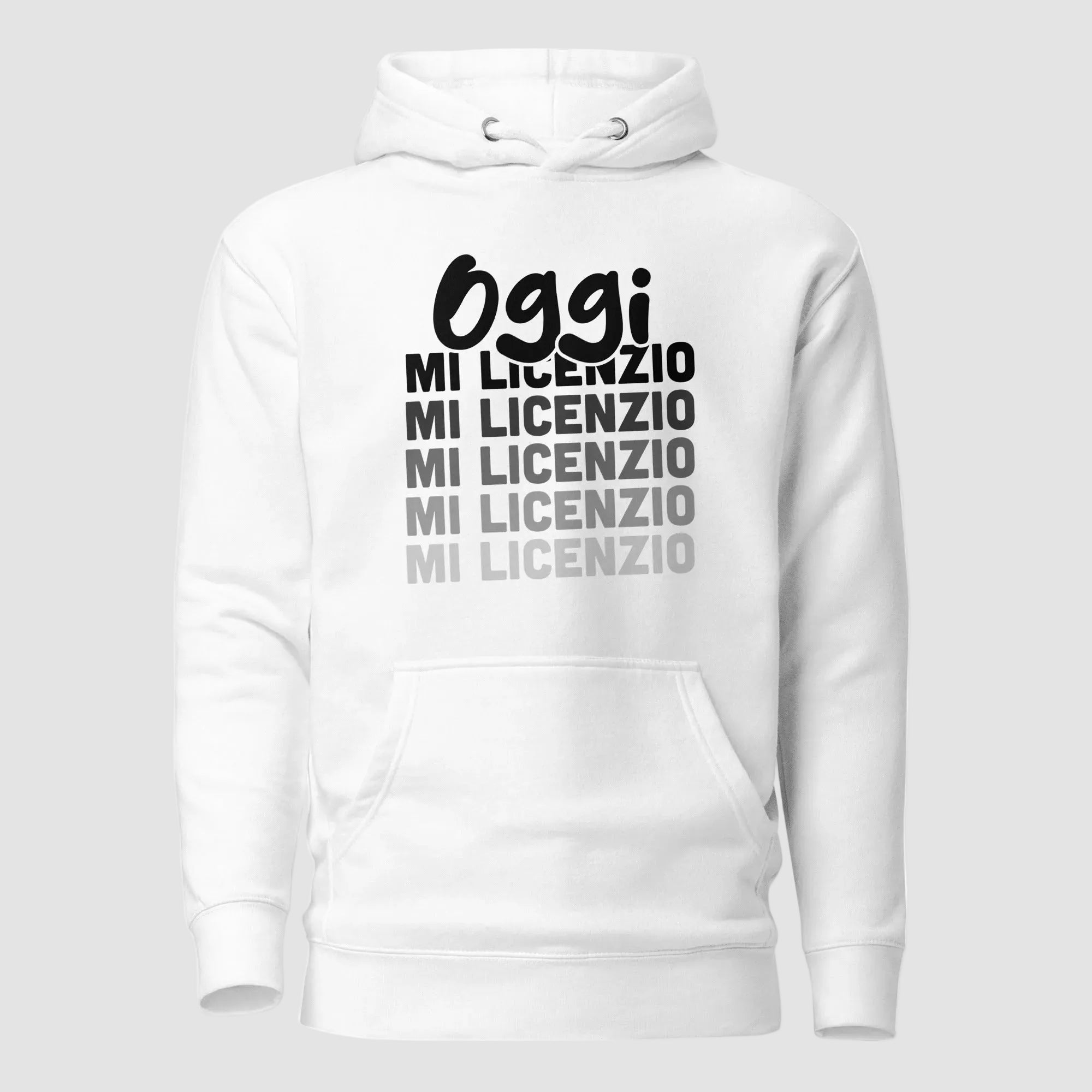 mockup retro felpa unisex bianca con cappuccio e scritta nera in italiano oggi mi licenzio - Totally Random®