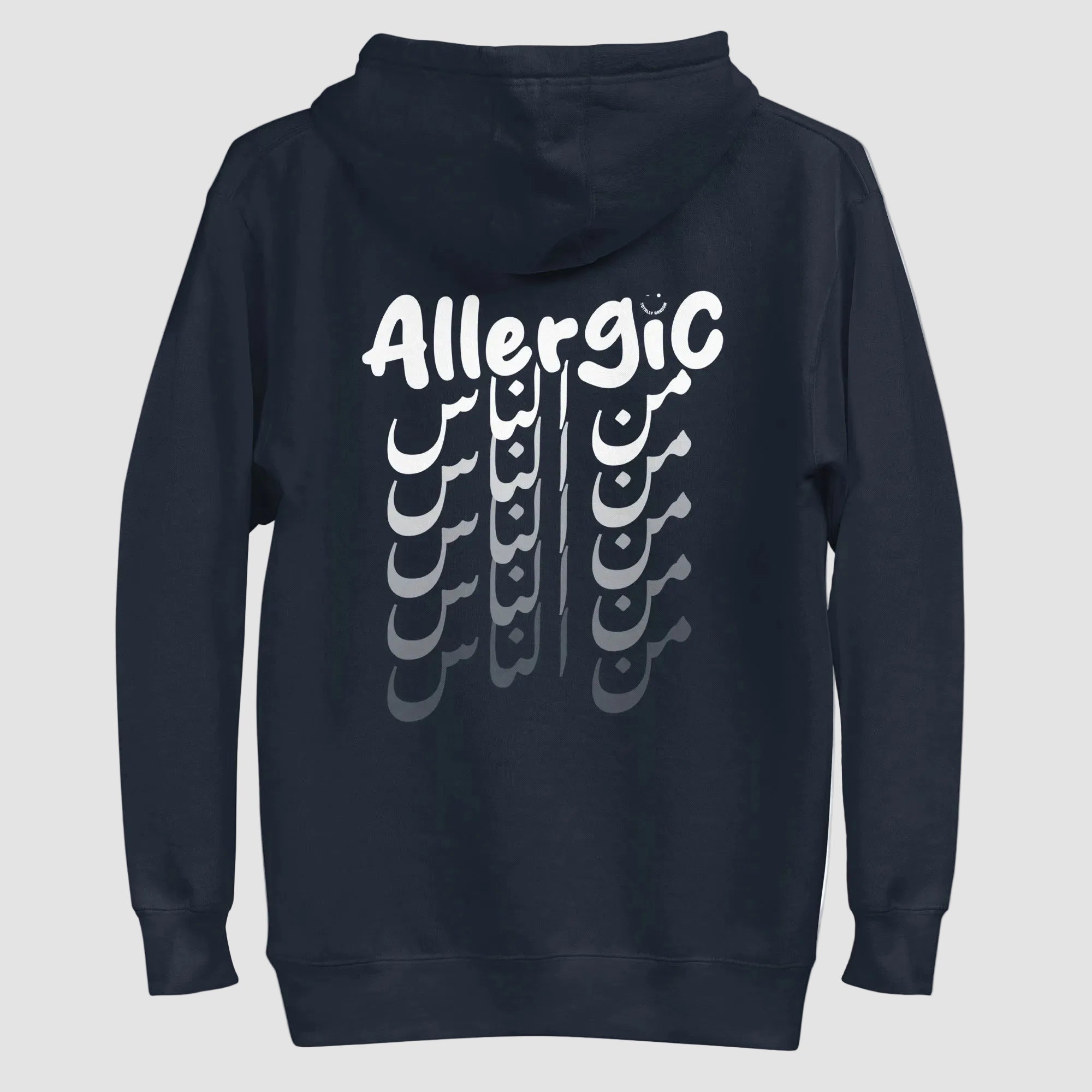 mockup retro felpa unisex blu navy con cappuccio e scritta bianca in inglese ed arabo sulla schiena allergic من الناس - Totally Random®