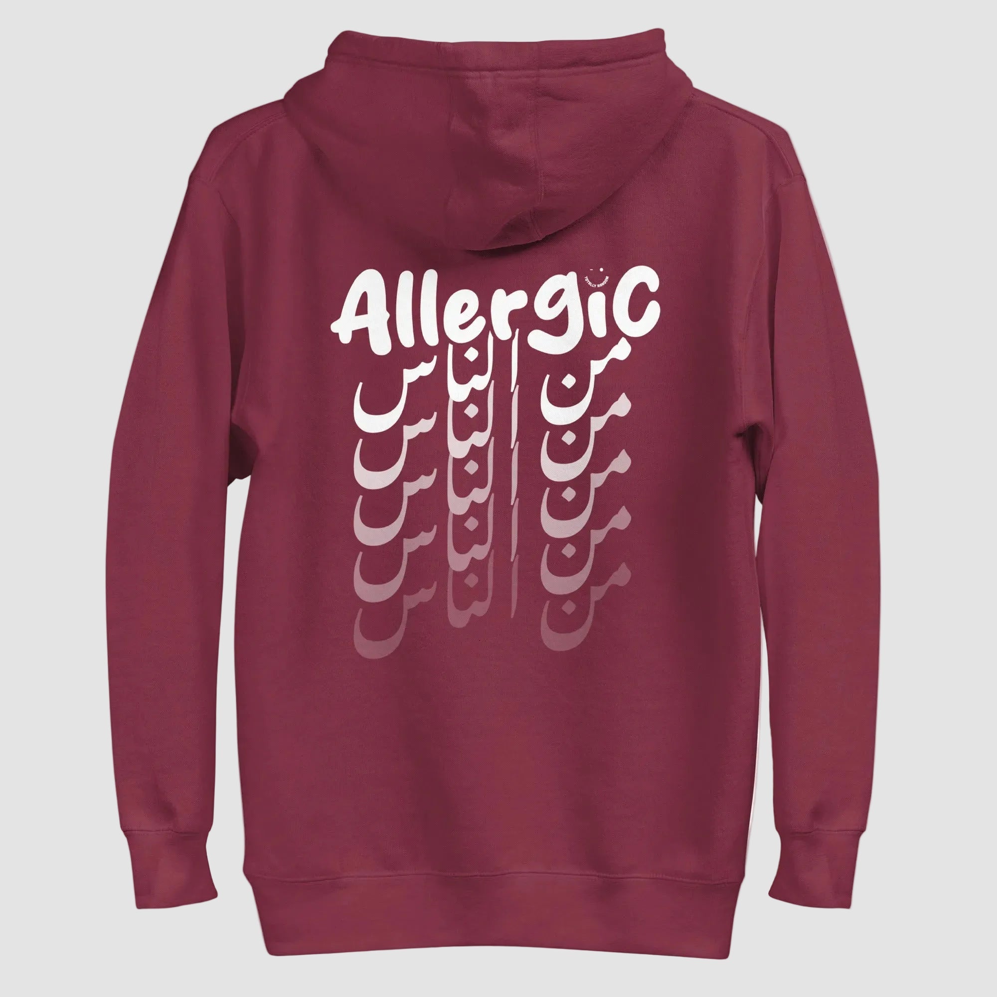 mockup retro felpa unisex bordeaux con cappuccio e scritta bianca in inglese ed arabo sulla schiena allergic من الناس - Totally Random®