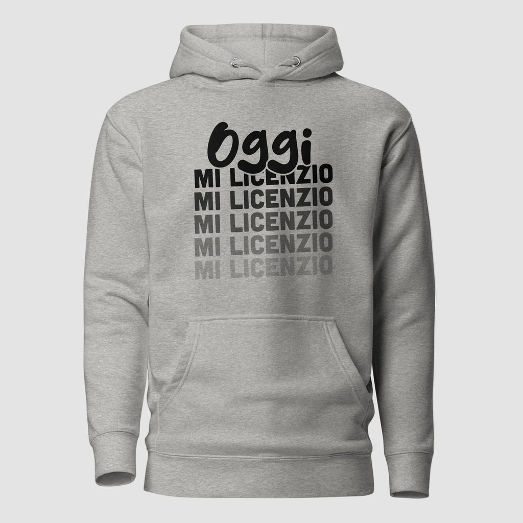 mockup retro felpa unisex grigia con cappuccio e scritta nera in italiano oggi mi licenzio - Totally Random®