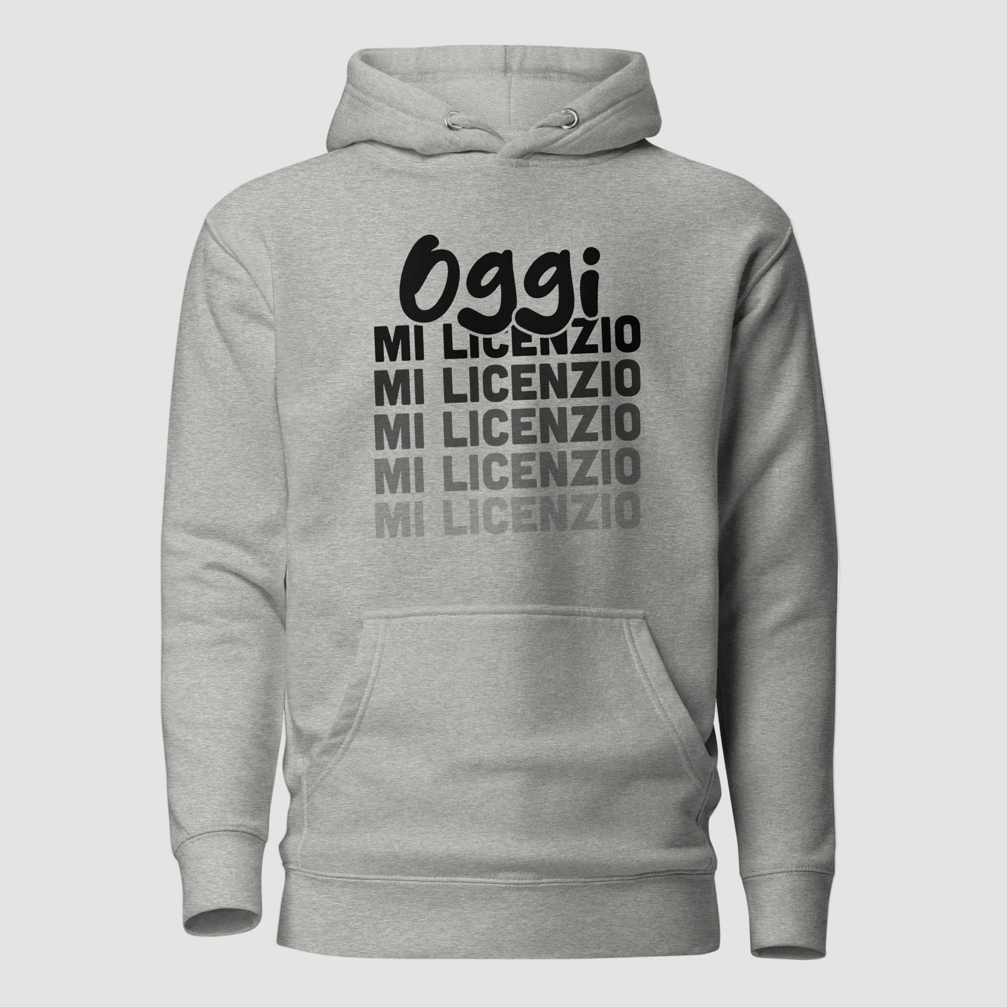 mockup retro felpa unisex grigia con cappuccio e scritta nera in italiano oggi mi licenzio - Totally Random®