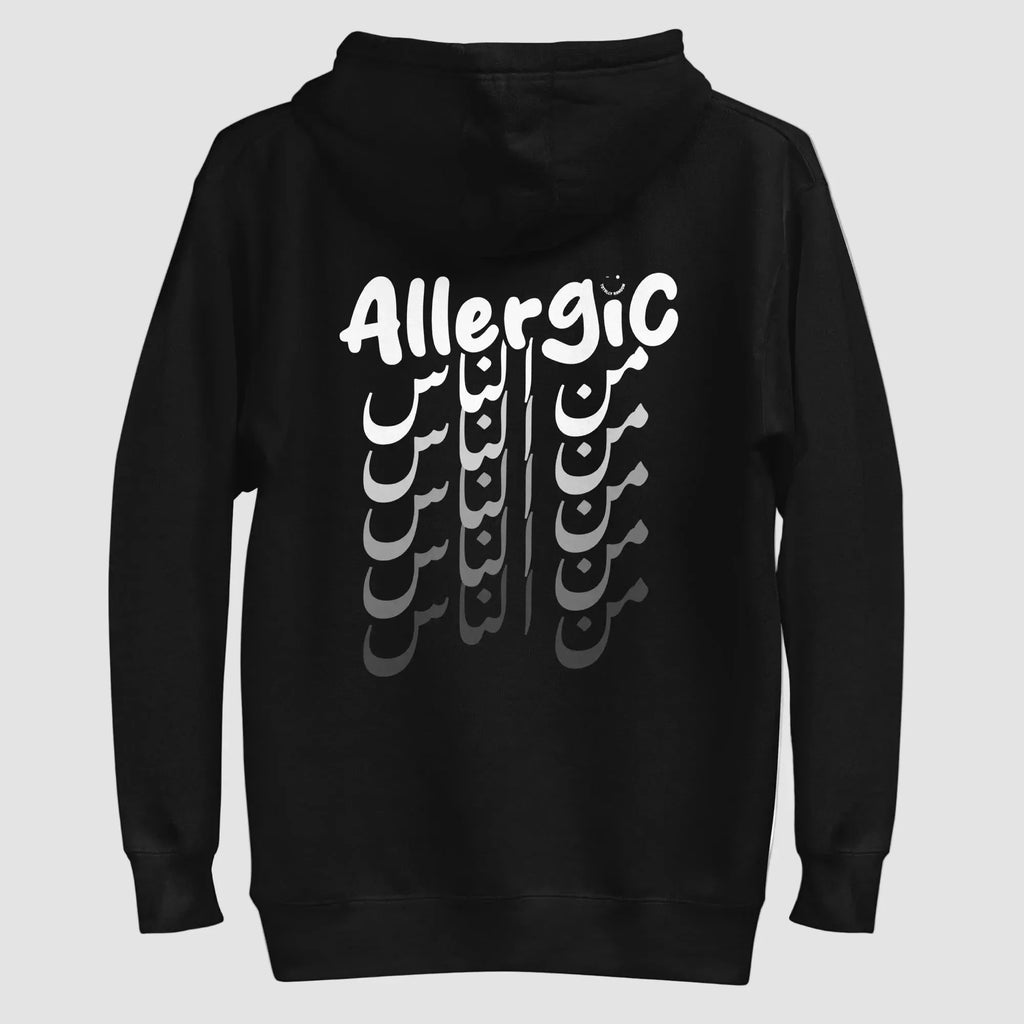 mockup retro felpa unisex nera con cappuccio e scritta bianca in inglese ed arabo sulla schiena allergic من الناس - Totally Random®
