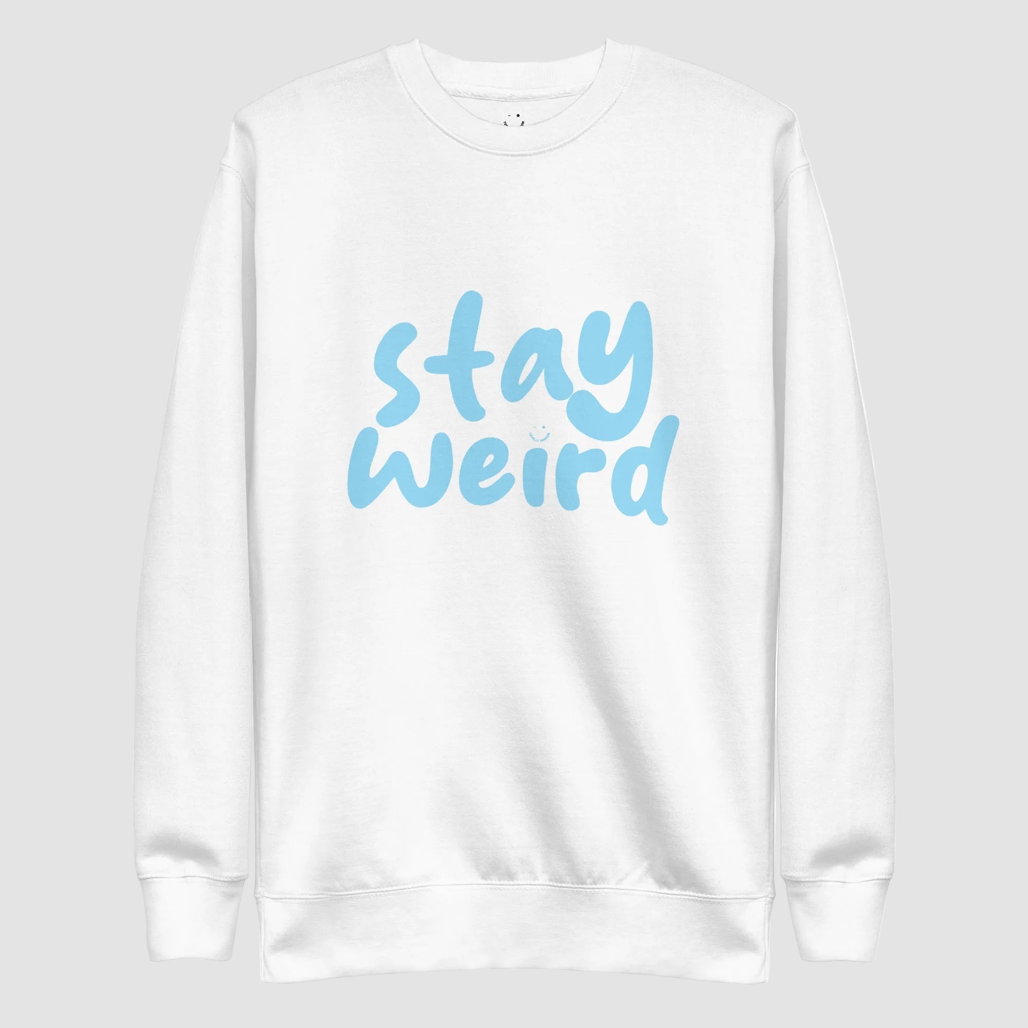 mockup frontale felpa unisex girocollo bianca con scritta azzurra in inglese stay weird - Totally Random®