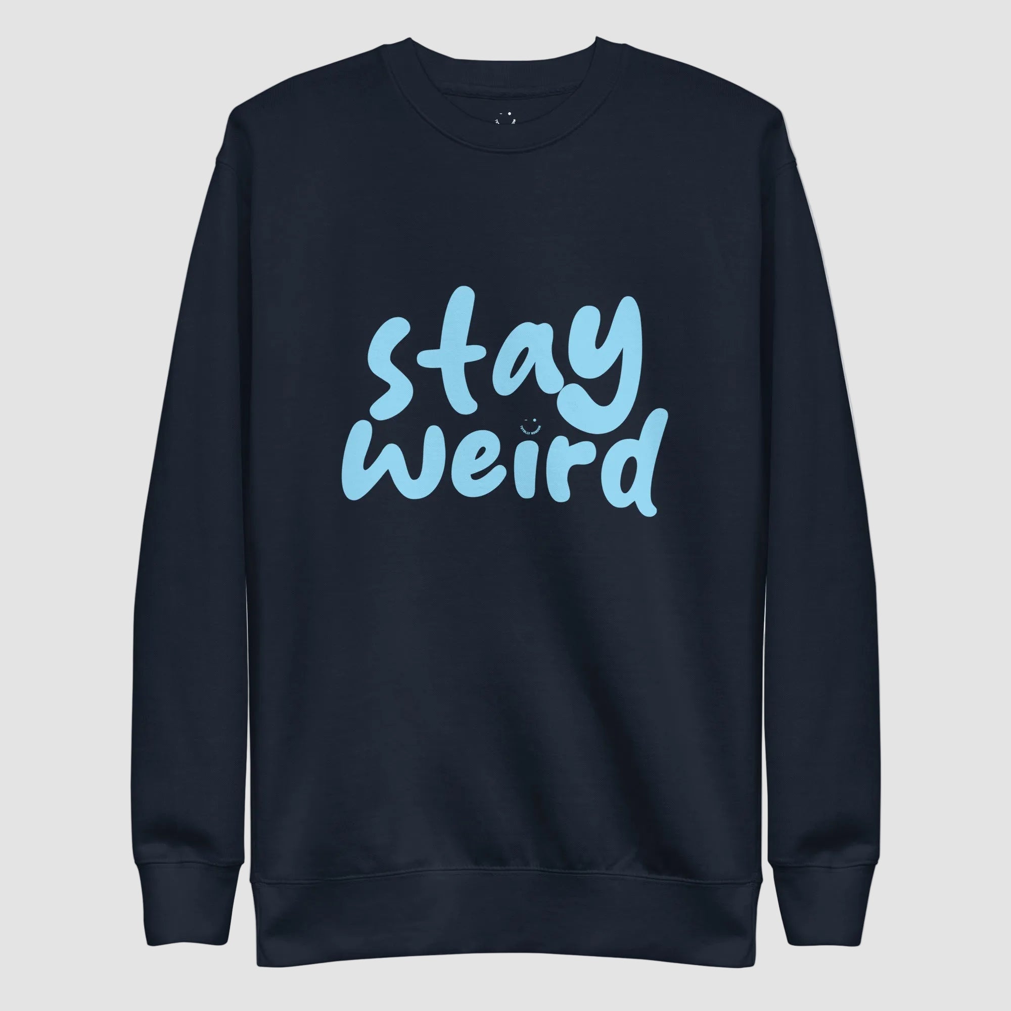 mockup frontale felpa unisex girocollo blu navy con scritta azzurra in inglese stay weird - Totally Random®