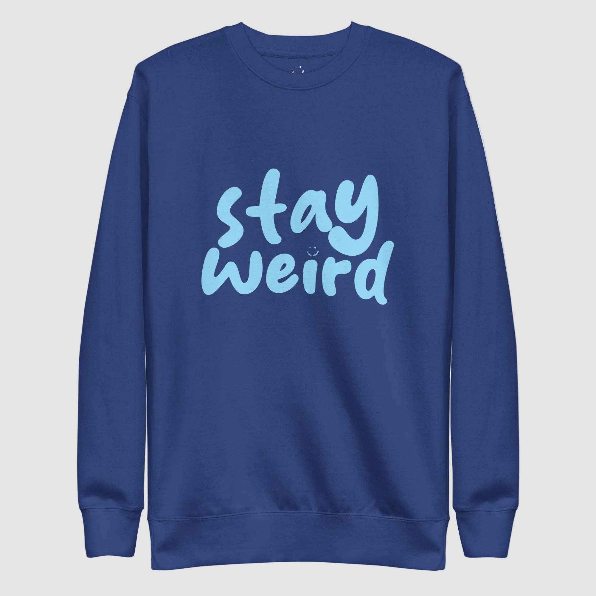 mockup frontale felpa unisex girocollo blu royale con scritta azzurra in inglese stay weird - Totally Random®