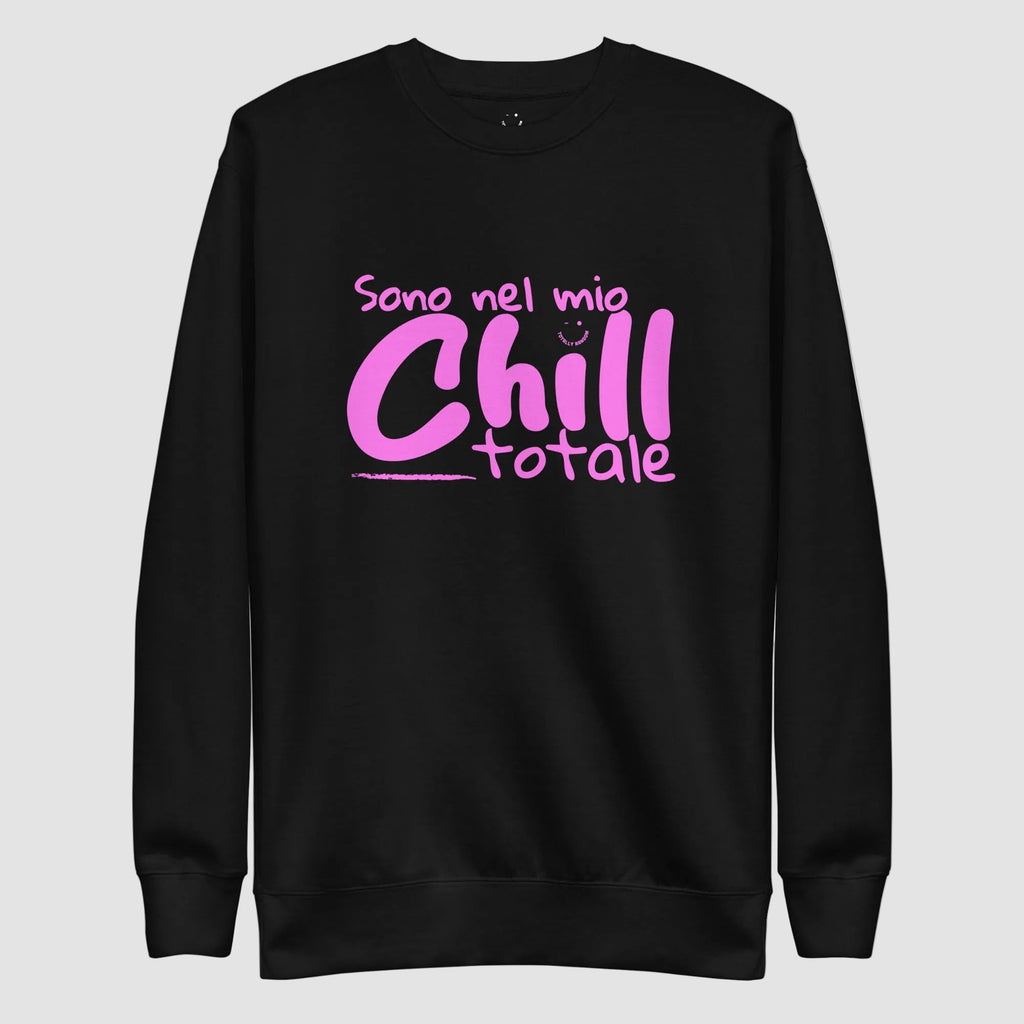 mockup retro felpa unisex girocollo nera con scritta fuscia in italiano sono nel mio chill totale - Totally Random®