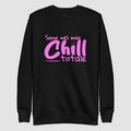 mockup retro felpa unisex girocollo nera con scritta fuscia in italiano sono nel mio chill totale - Totally Random®