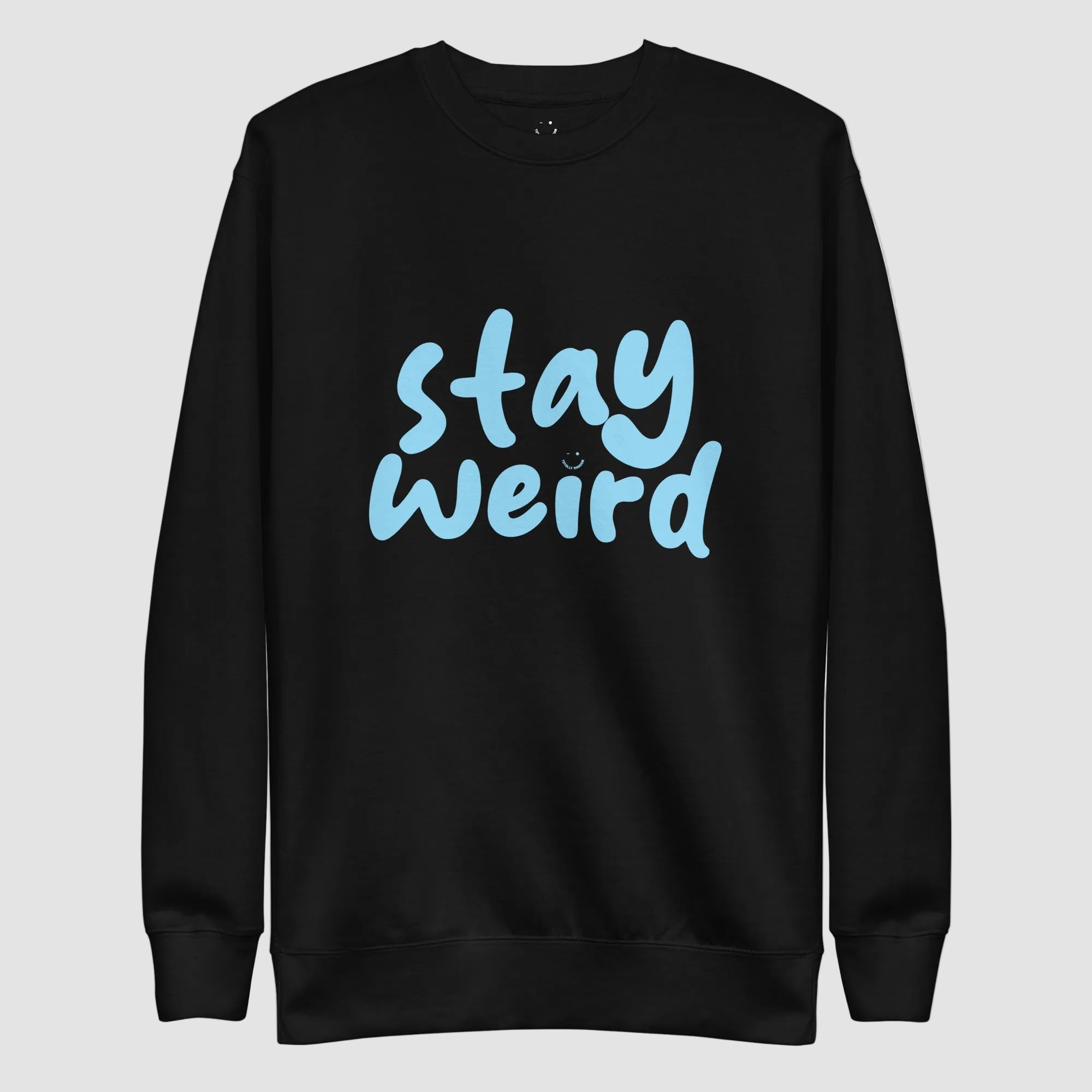 mockup frontale felpa unisex girocollo nera con scritta azzurra in inglese stay weird - Totally Random®