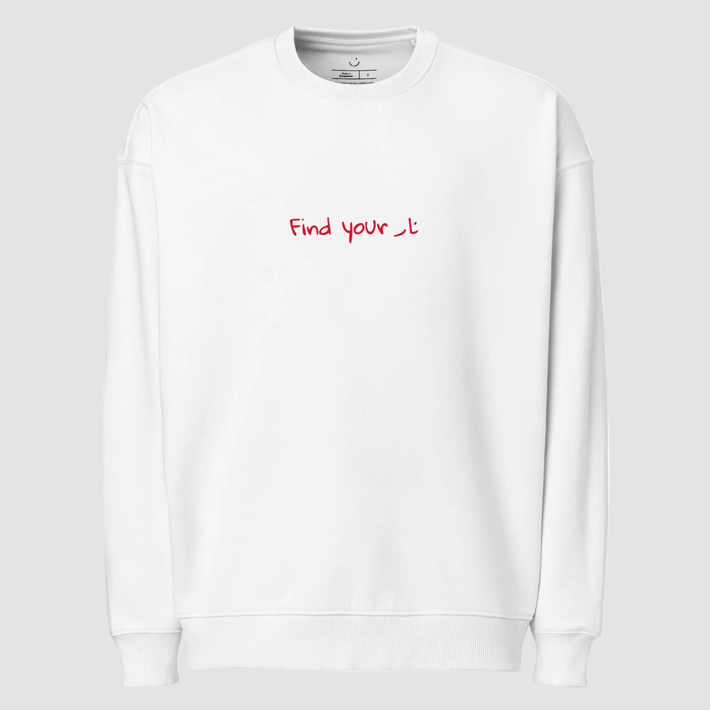 mockup felpa unisex oversize bianca con scritta rossa in inglese e arabo find your fire - Totally Random®