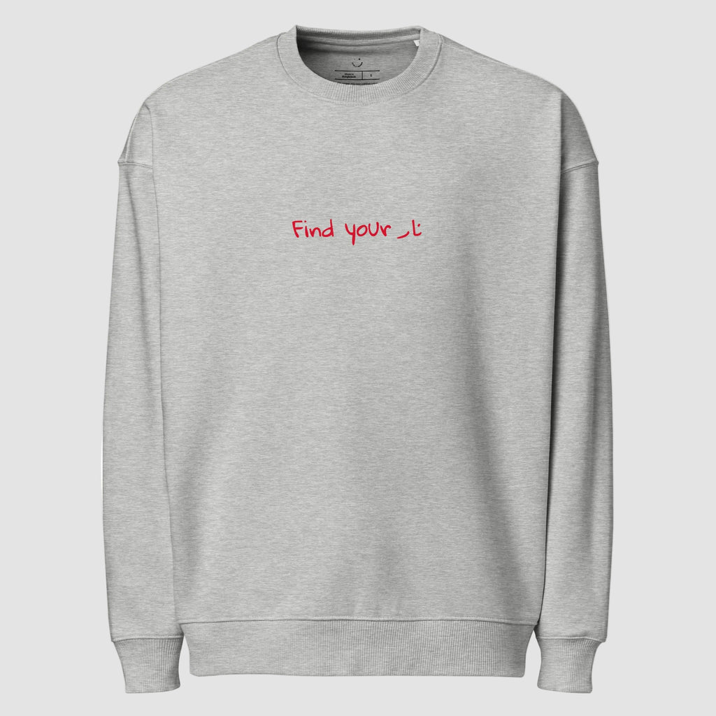 mockup felpa unisex oversize grigia con scritta rossa in inglese e arabo find your fire - Totally Random®