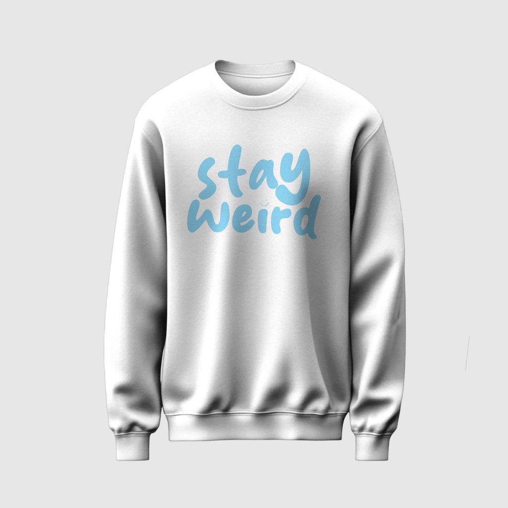 Mockup felpa uomo bianca felpata internamente in cotone organico con girocollo e scritta “Stay weird” Totally Random