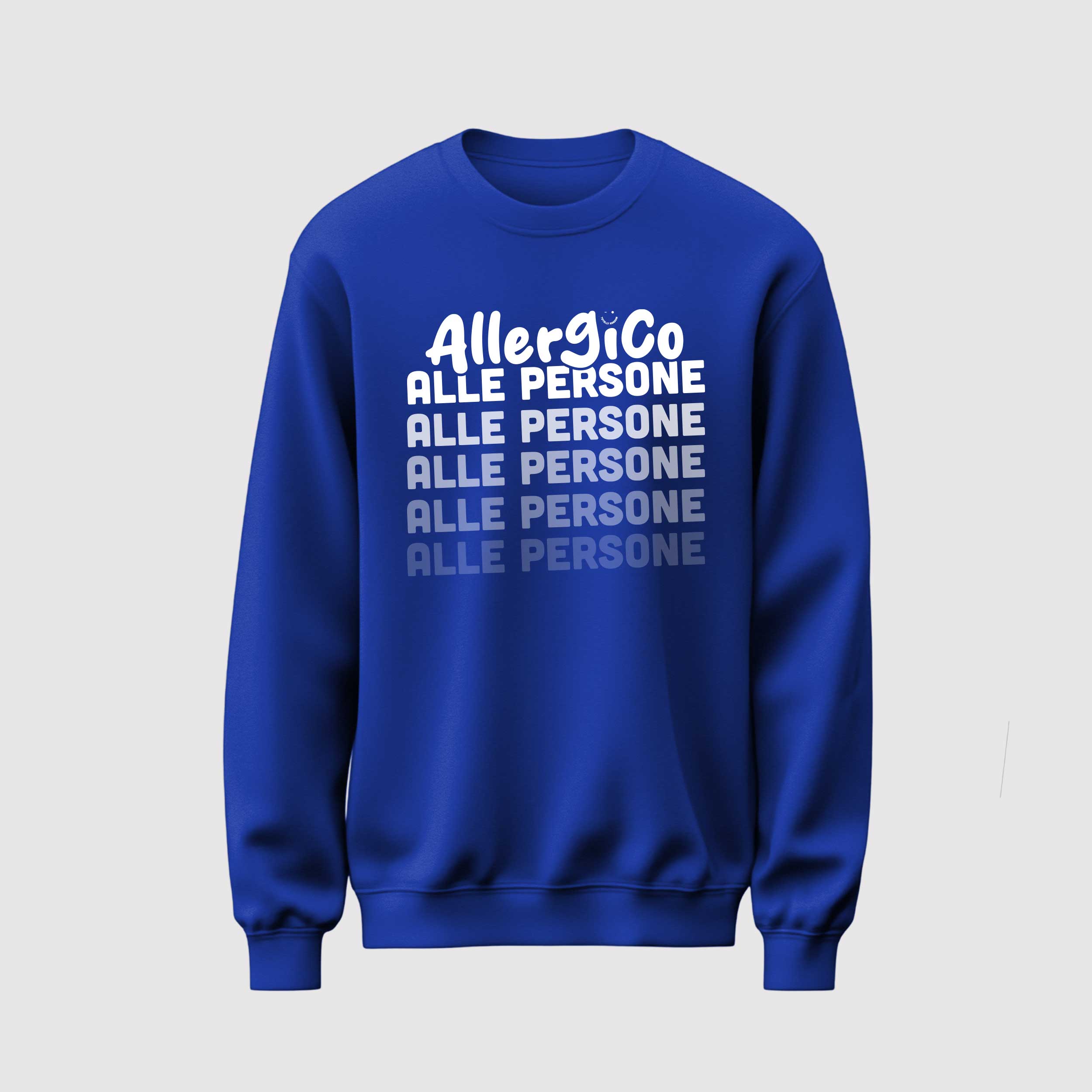 Mockup felpa uomo blu felpata internamente in cotone organico con girocollo e scritta bianca “Allergico alle persone” Totally Random