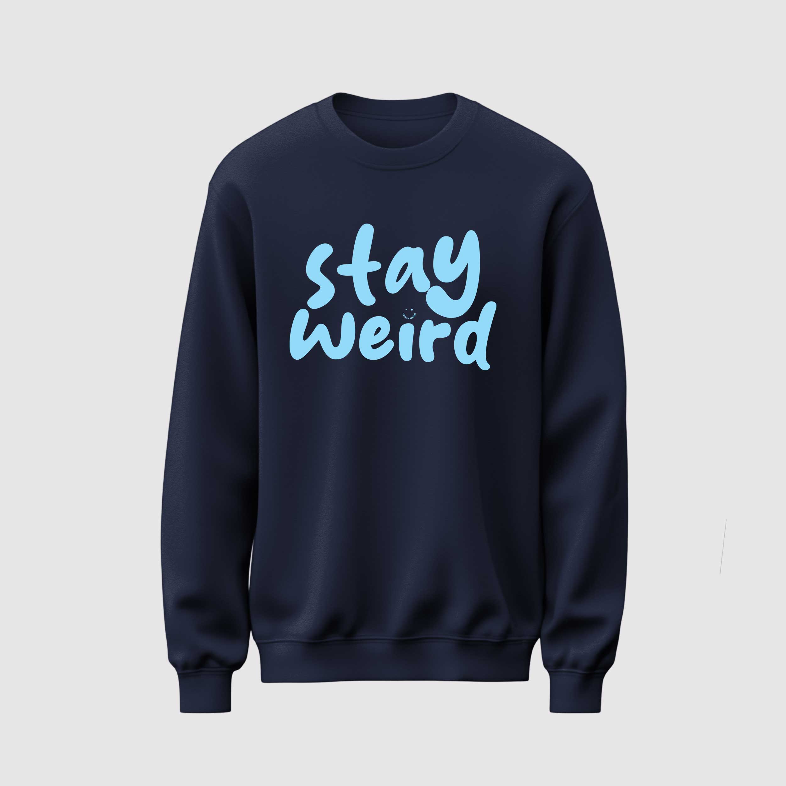 Mockup felpa uomo blu navy felpata internamente in cotone organico con girocollo e scritta “Stay weird” Totally Random