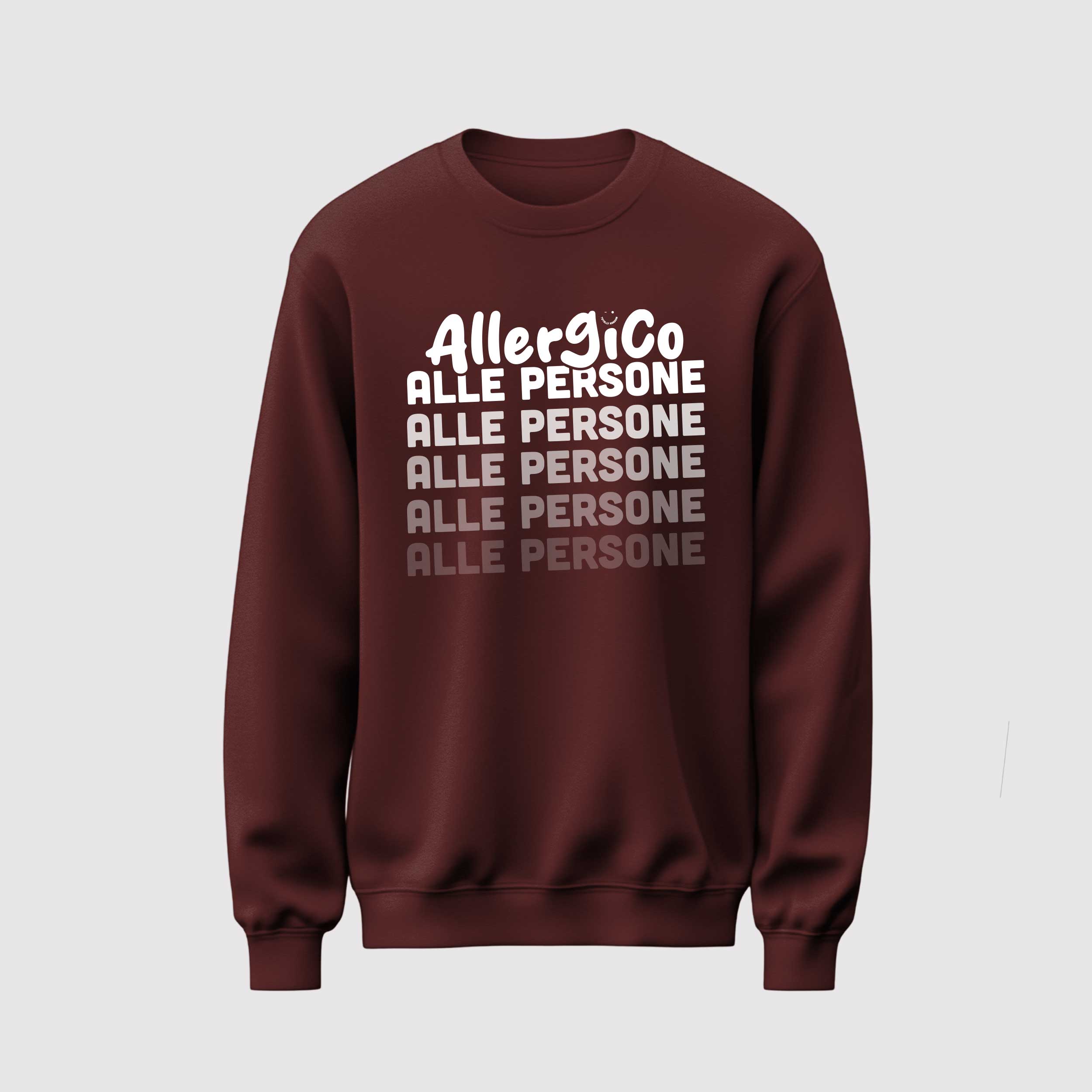 Mockup felpa uomo bordeaux felpata internamente in cotone organico con girocollo e scritta bianca “Allergico alle persone” Totally Random