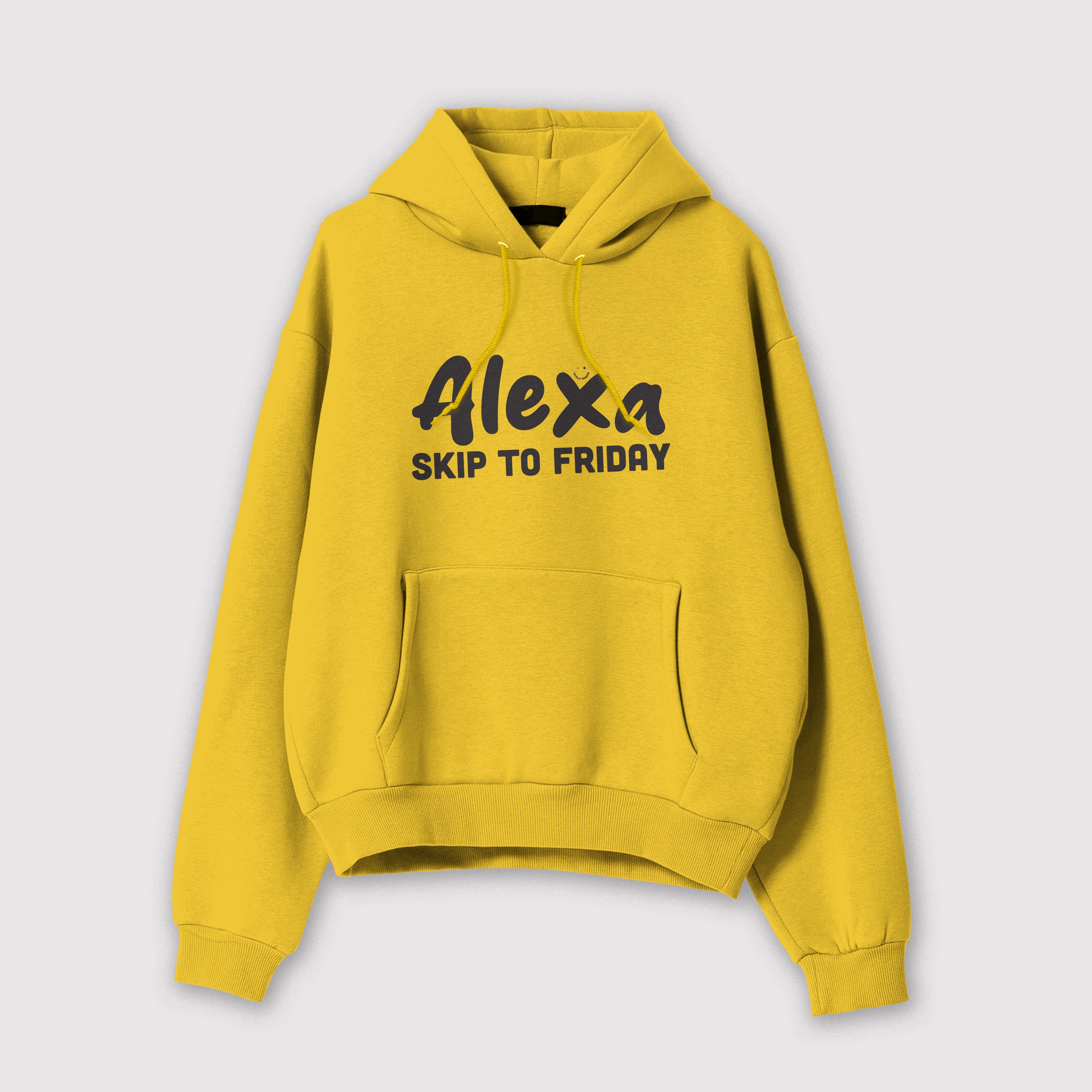 Mockup fronte felpa uomo gialla in cotone organico con cappuccio e scritta nera “Alexa skip to Friday” Totally Random