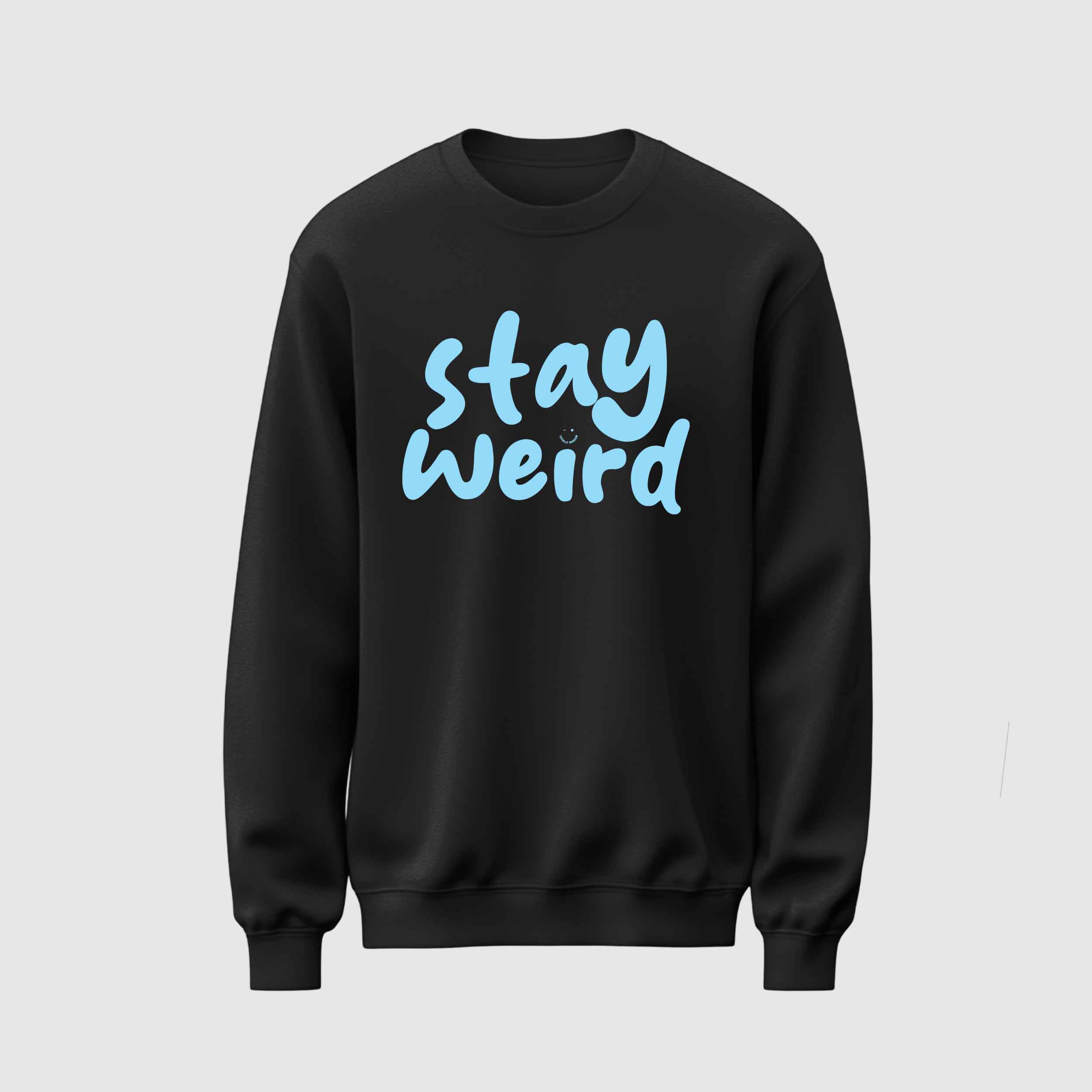 Mockup felpa uomo nera felpata internamente in cotone organico con girocollo e scritta “Stay weird” Totally Random