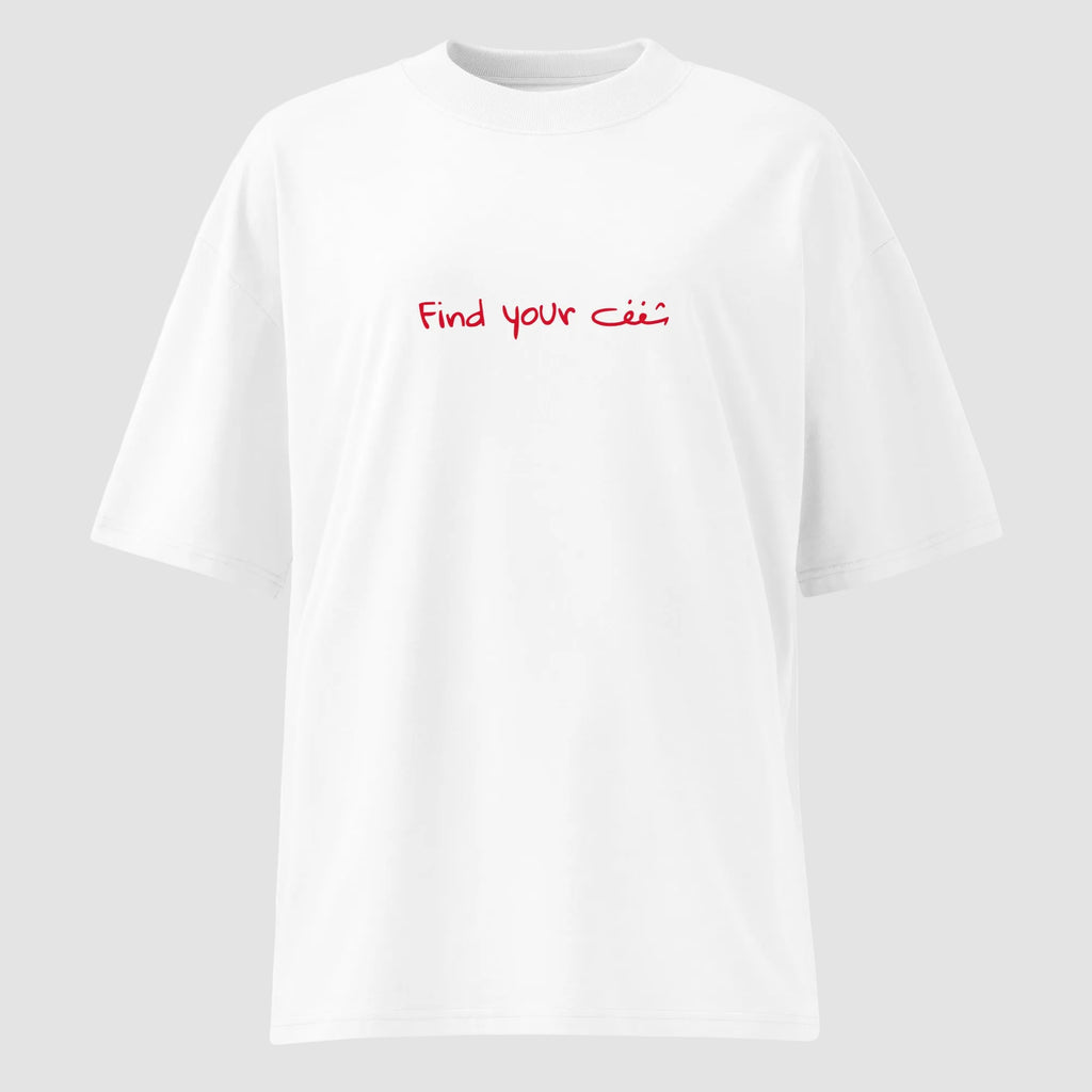 Mockup frontale maglietta unisex oversize bianca con scritta rossa in inglese e arabo find your passion - Totally Random®