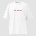 Mockup frontale maglietta unisex oversize bianca con scritta rossa in inglese e arabo find your passion - Totally Random®
