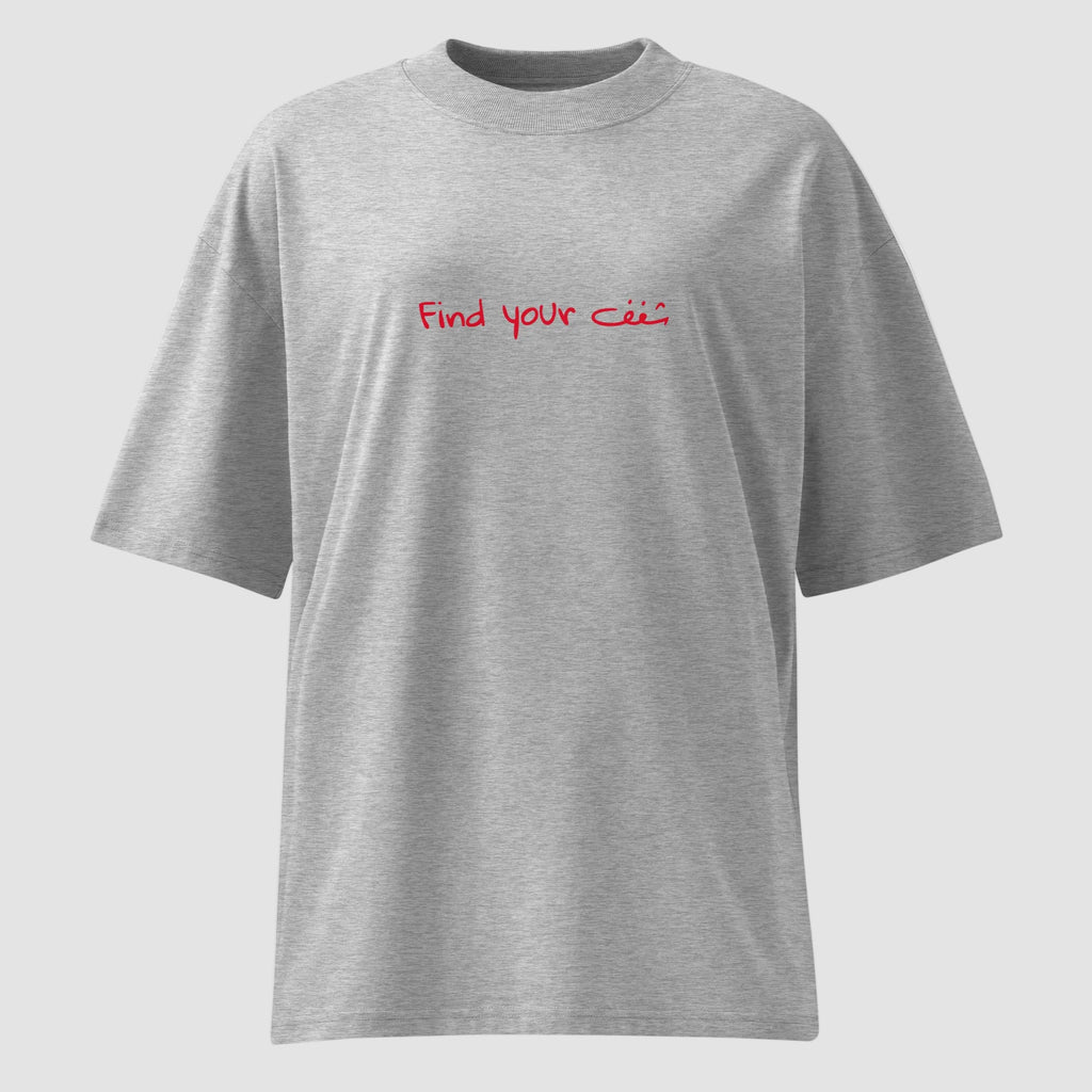 Mockup frontale maglietta unisex oversize grigia con scritta rossa in inglese e arabo find your passion - Totally Random®