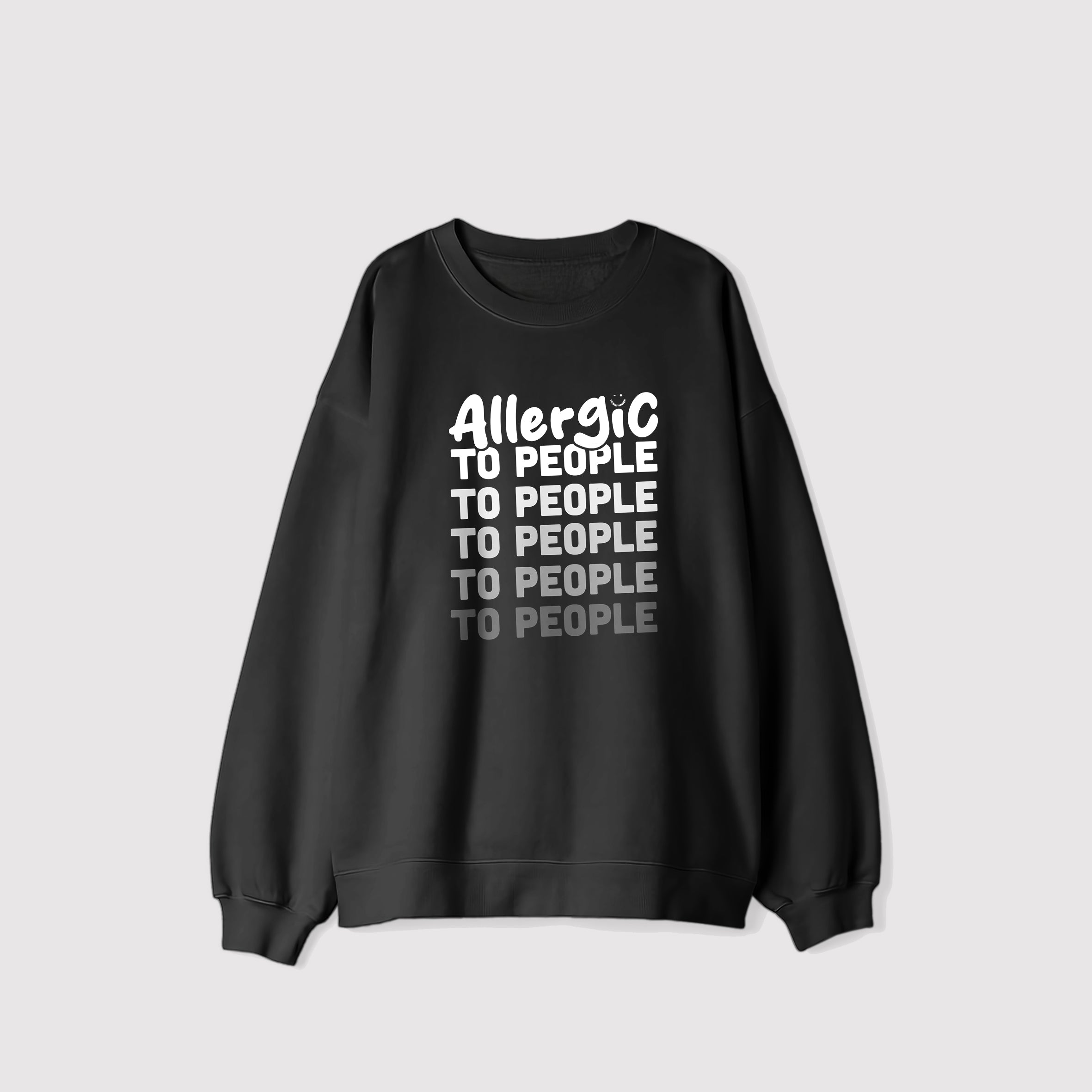 Mockup felpa donna nera felpata internamente in cotone organico con girocollo e scritta bianca “Allergic to people” Totally Random