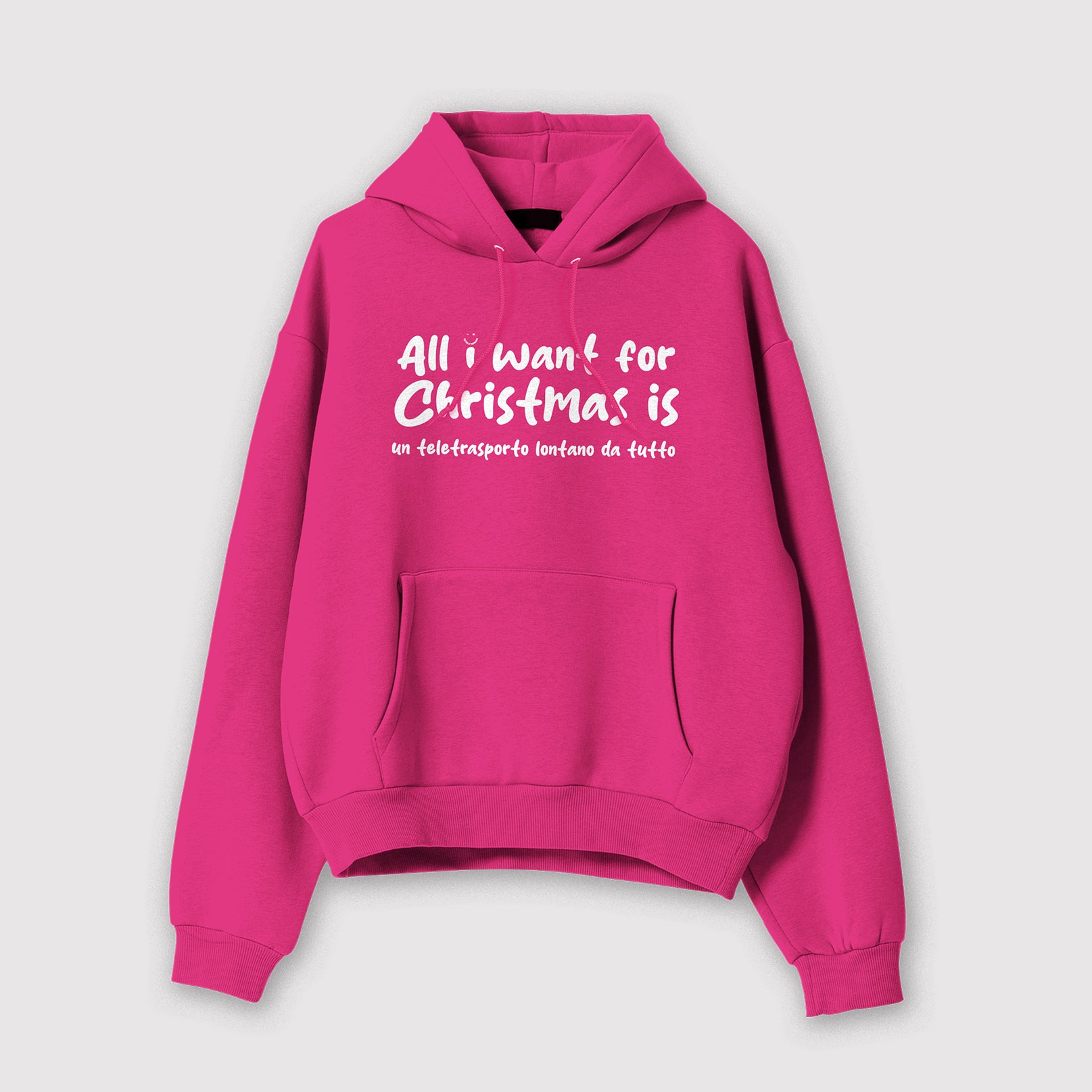 Mockup felpa donna rosa con cappuccio in cotone organico e scritta bianca “All i want for Christmas is un teletrasporto lontano da tutto” Totally Random