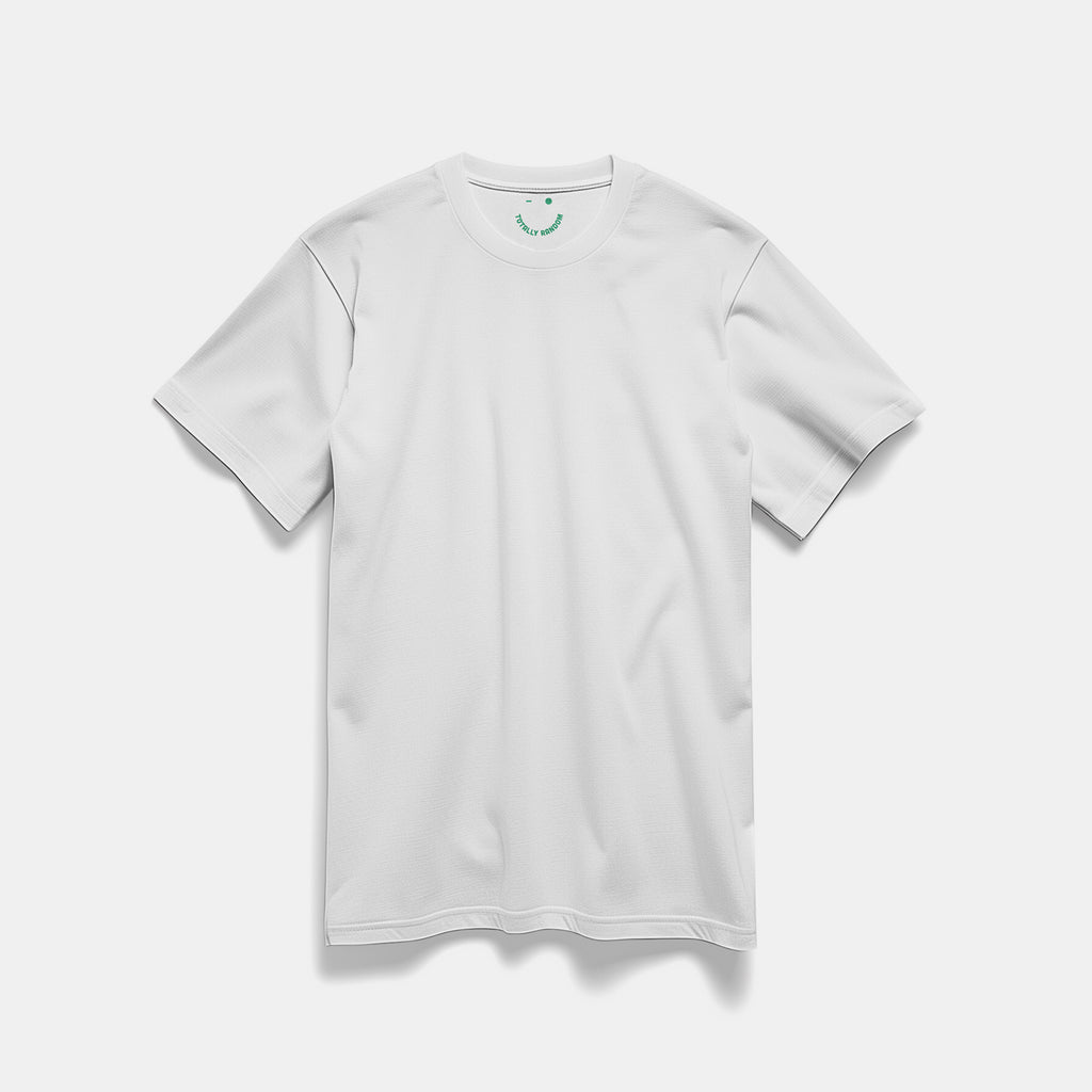Mockup maglietta unisex girocollo bianca in cotone biologico con logo verde Totally Random