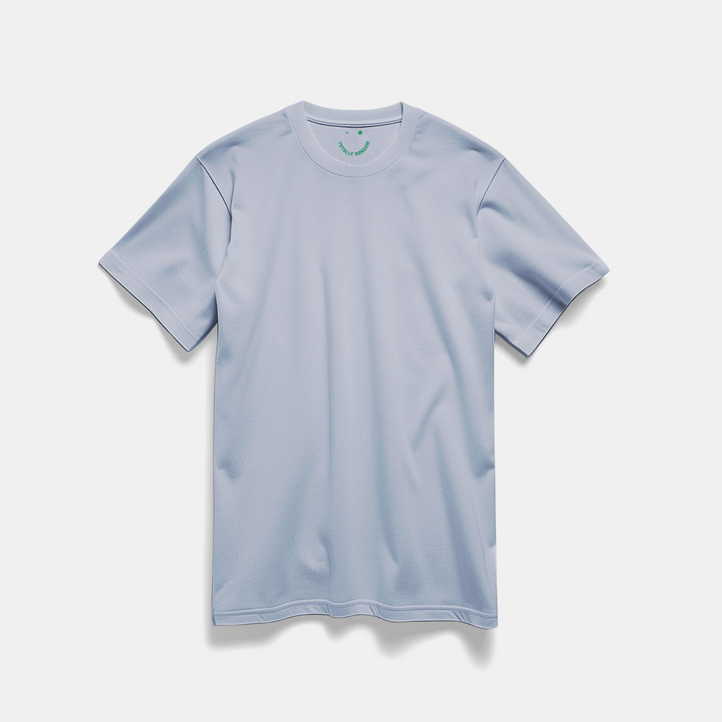 Mockup maglietta unisex girocollo blu chiaro in cotone biologico con logo verde Totally Random