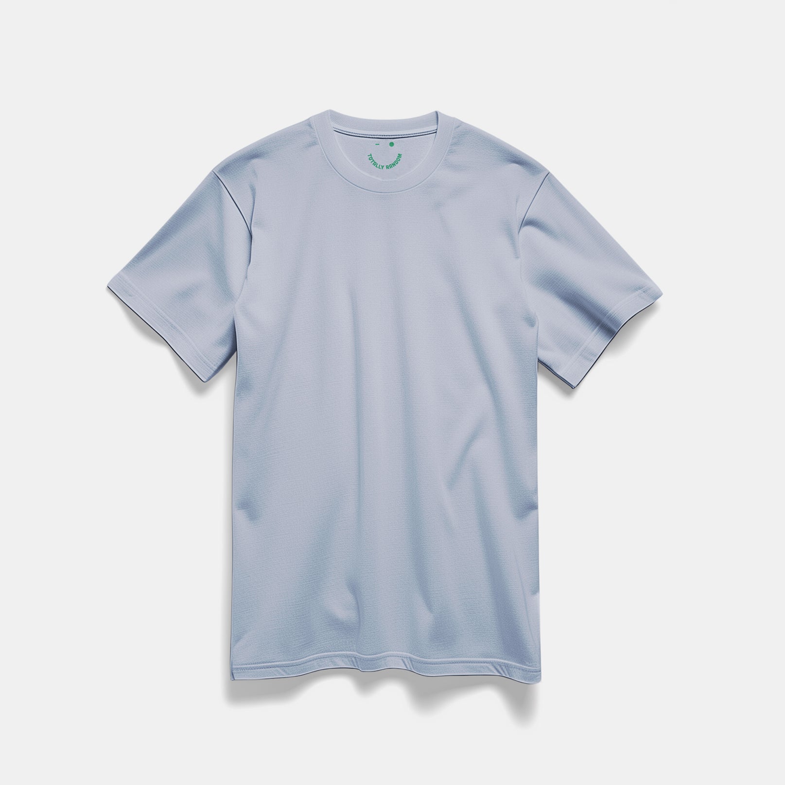 Mockup maglietta unisex girocollo blu chiaro in cotone biologico con logo verde Totally Random