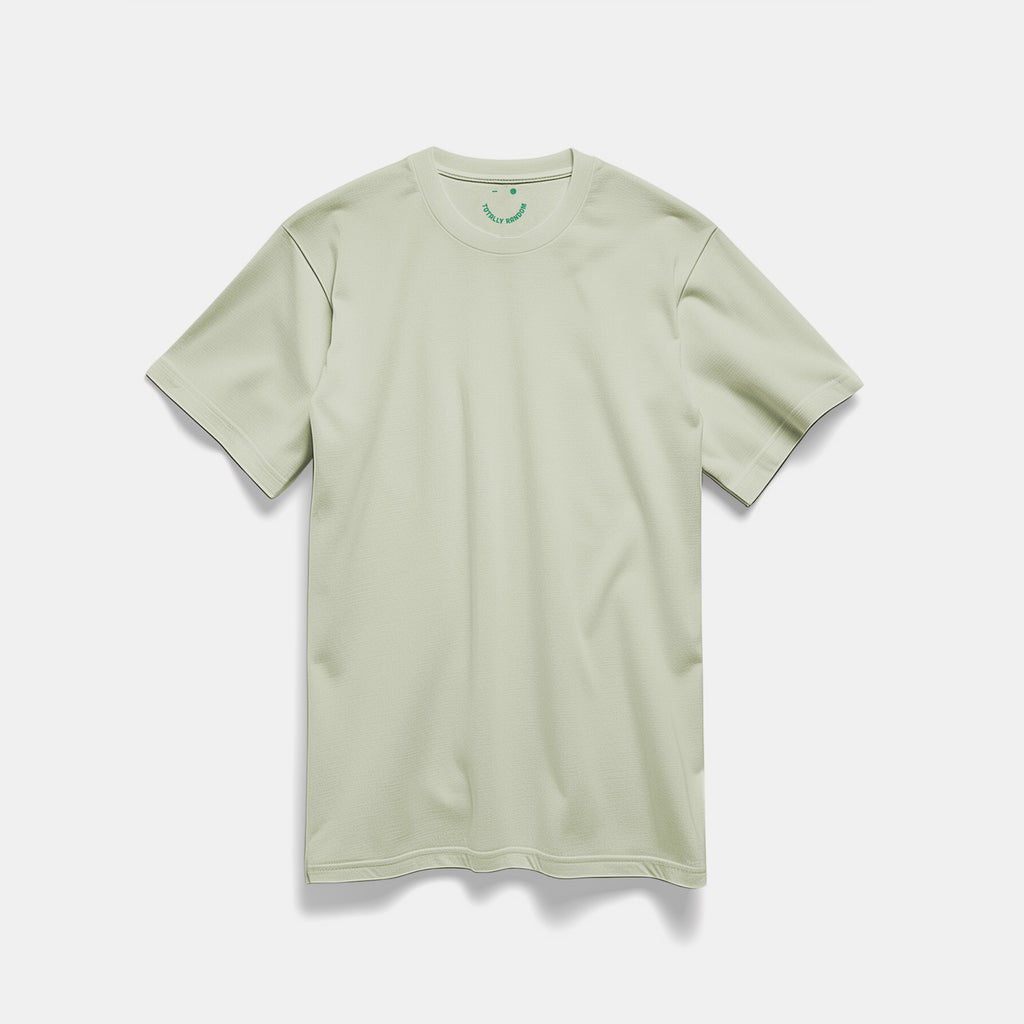 Mockup maglietta unisex girocollo verde chiaro in cotone biologico con logo verde Totally Random