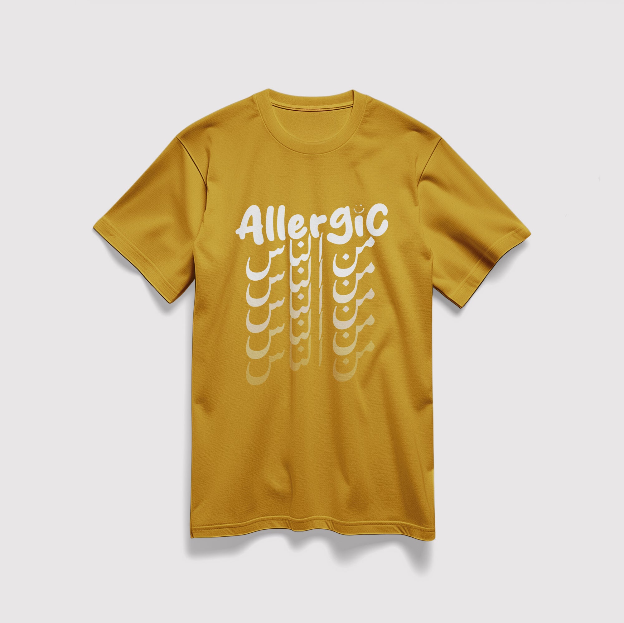 Mockup maglietta unisex girocollo gialla in cotone biologico e scritta bianca “Allergic من الناس” Totally Random
