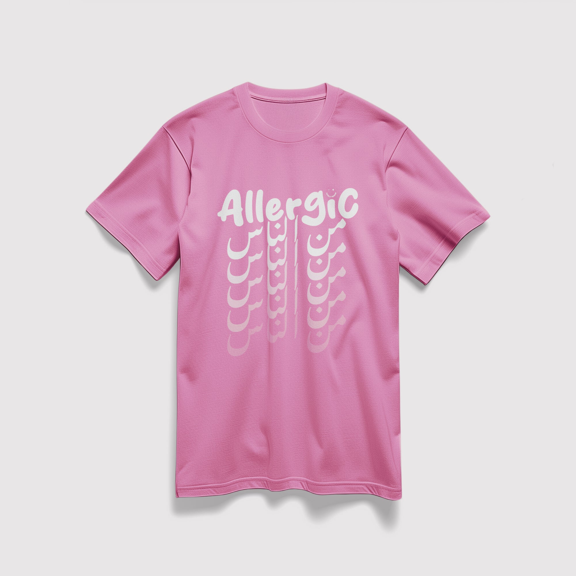 Mockup maglietta unisex girocollo rosa in cotone biologico e scritta bianca “Allergic من الناس” Totally Random