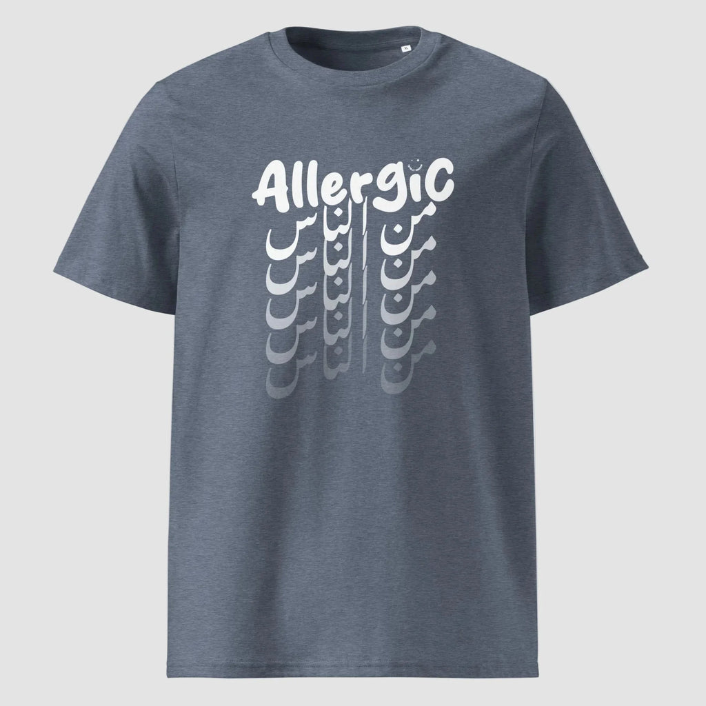 mockup maglietta unisex antracite con scritta inglese e arabo bianca allergic من الناس - Totally Random®